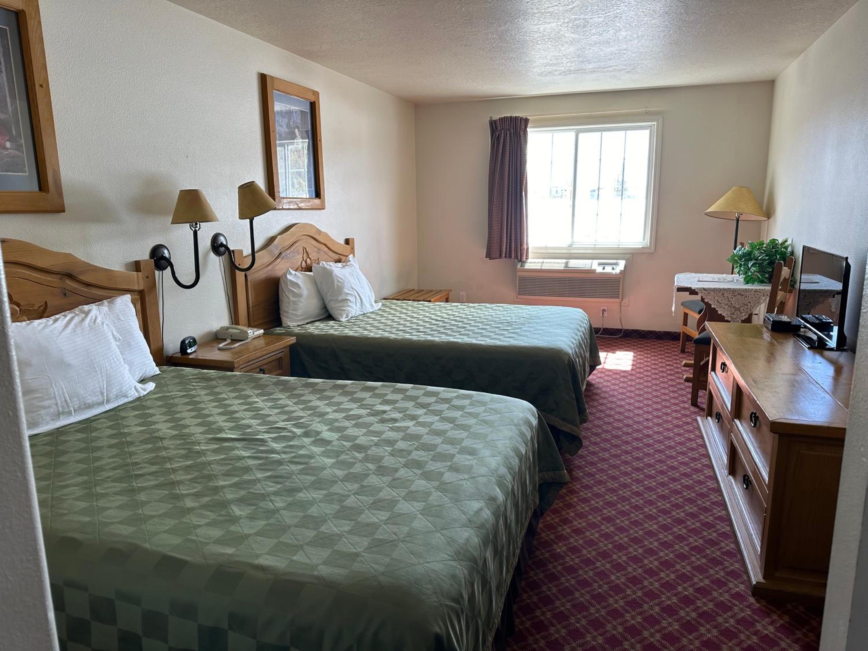 Queen Room with Two Queen Beds photo 1