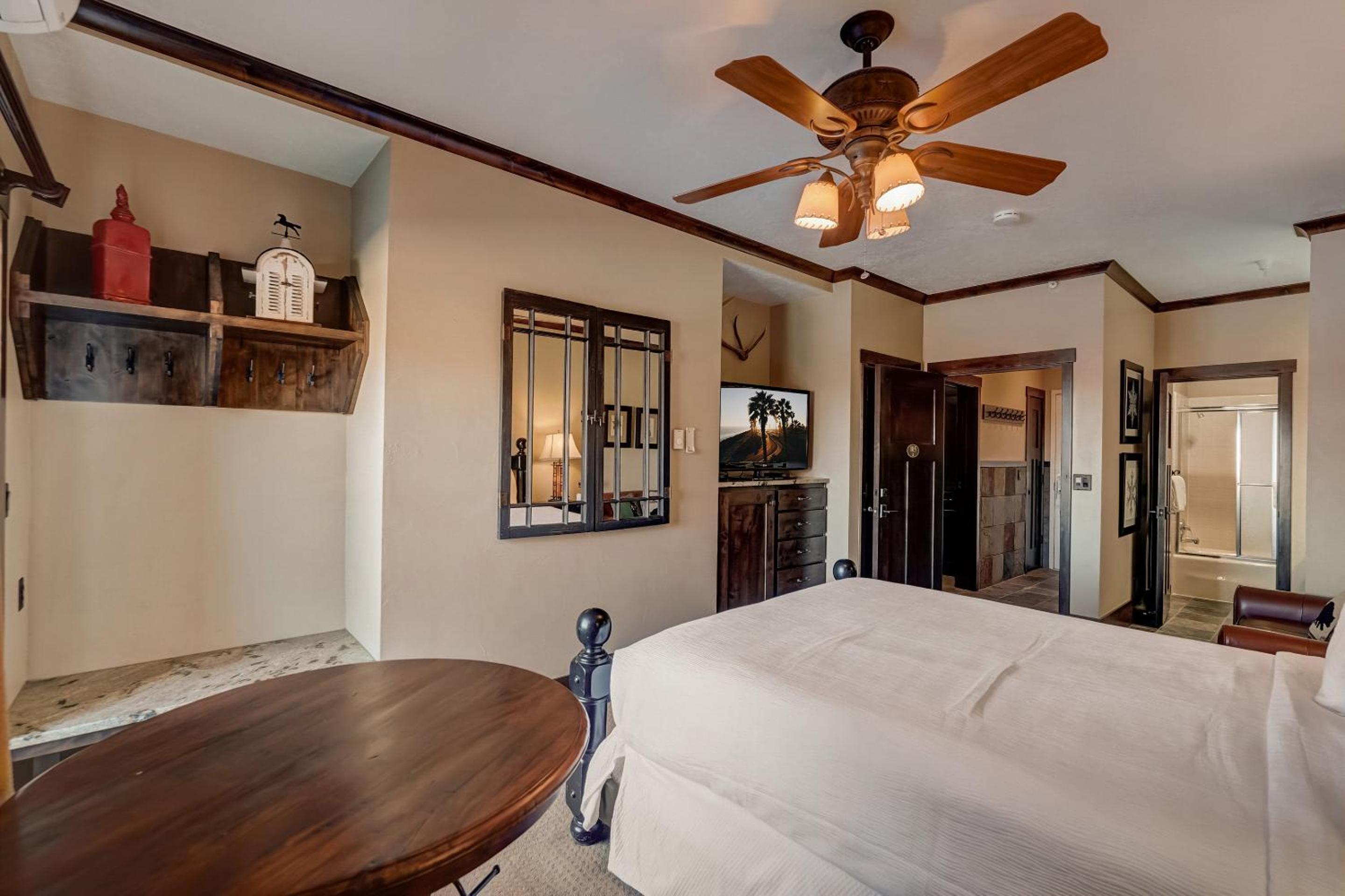1 Bedroom with Kitchenette - Photo 4