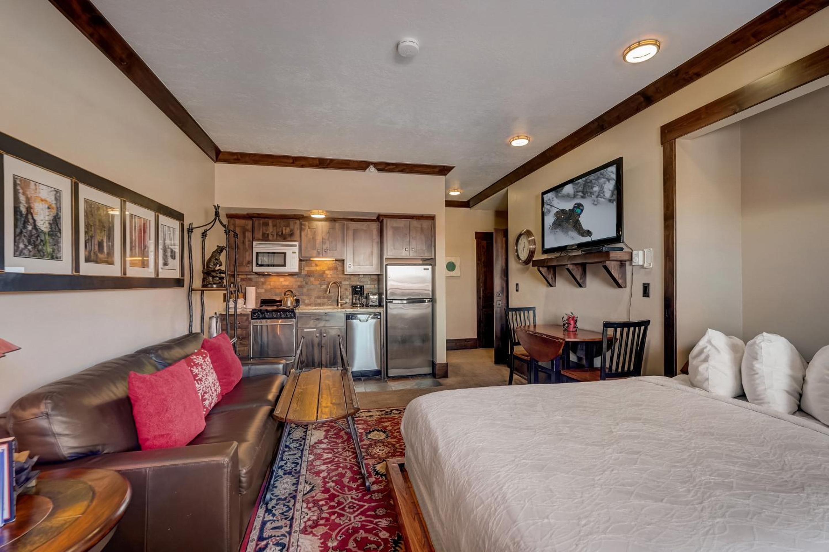 1 Bedroom with Kitchenette - Photo 6