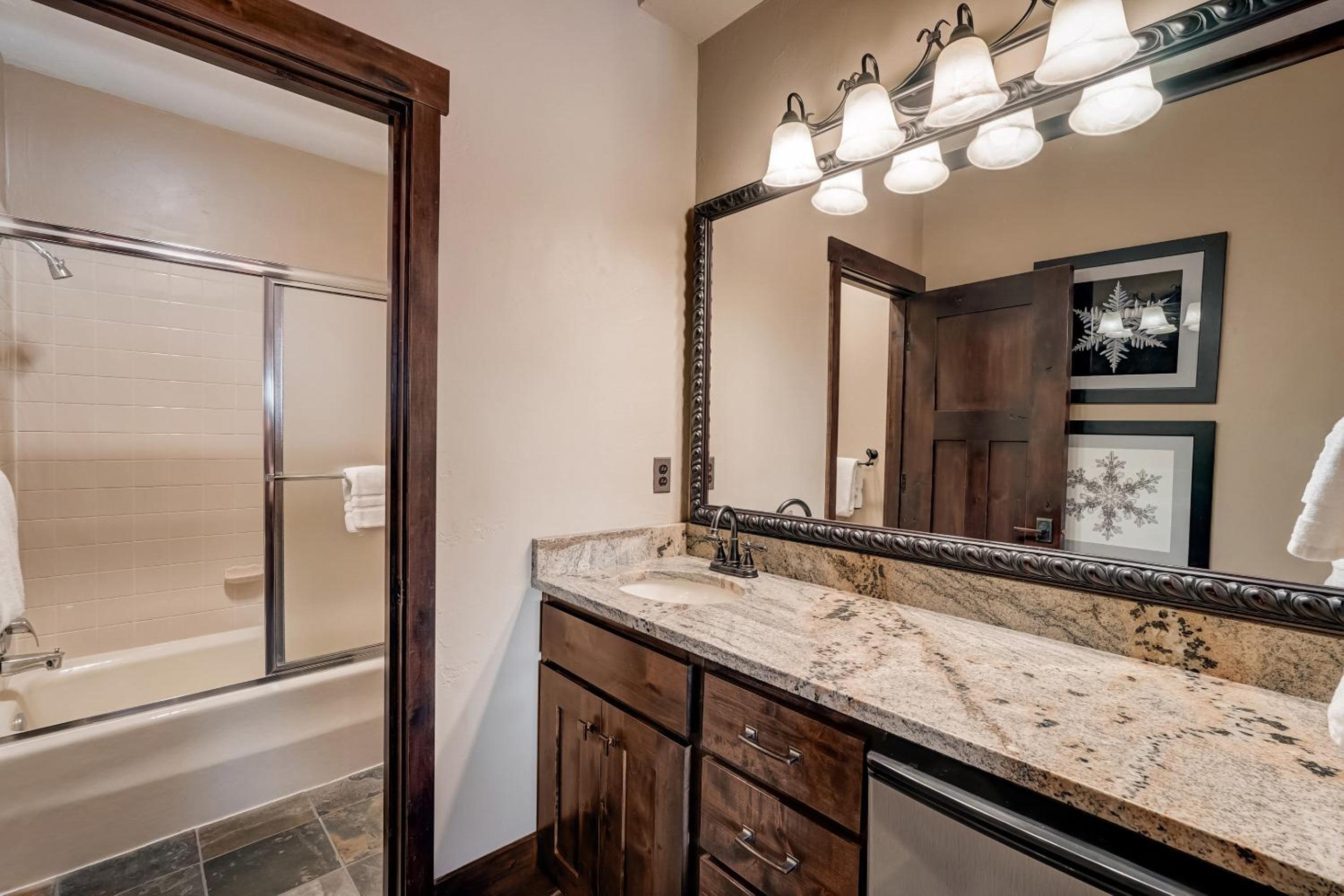 1 Bedroom with Kitchenette - Photo 2