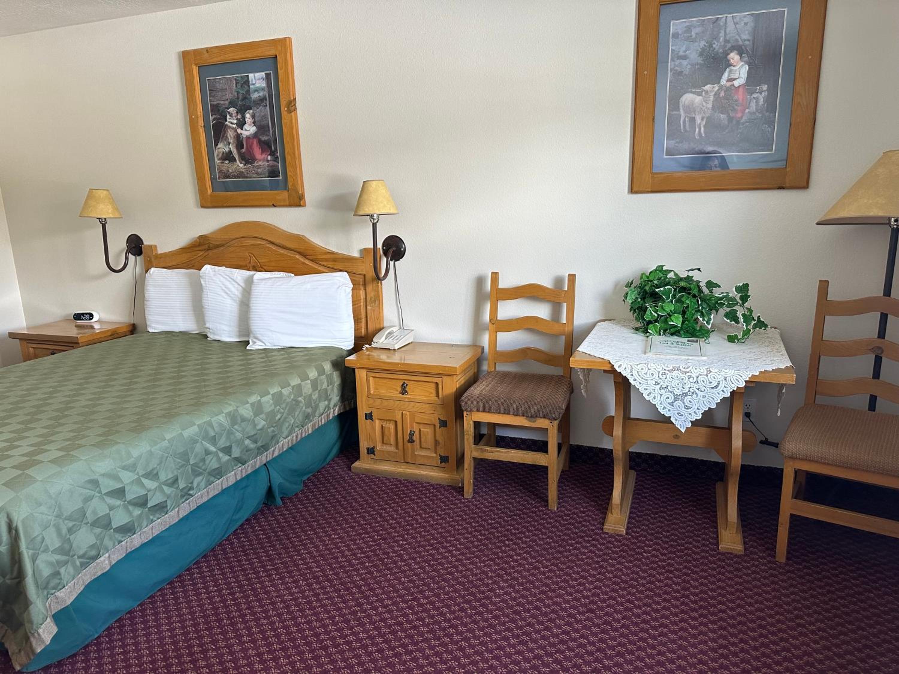 Queen Room photo 2