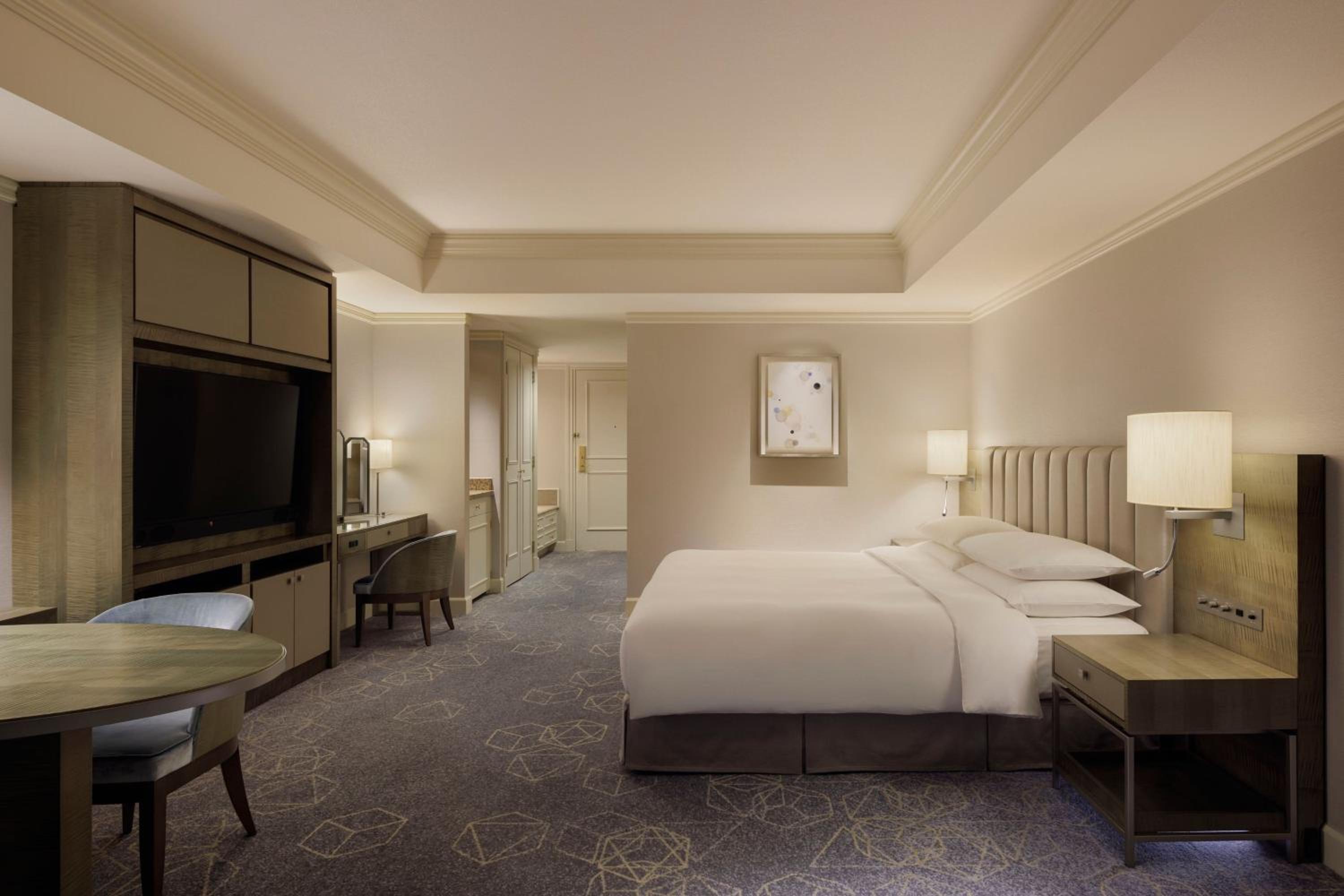 Deluxe King Room with City View photo 3