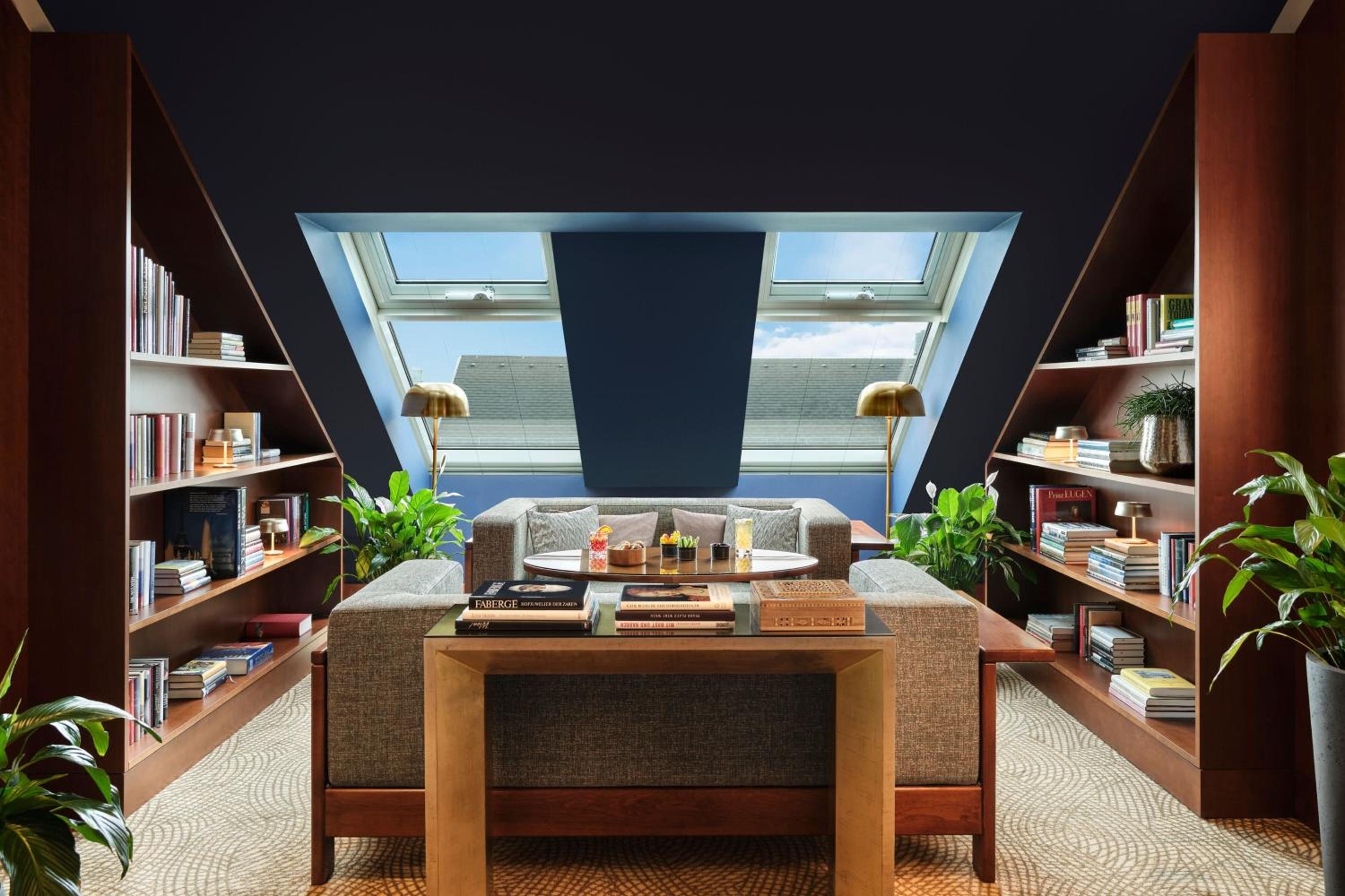 Premium Executive Room with Club Lounge Access - Photo 16