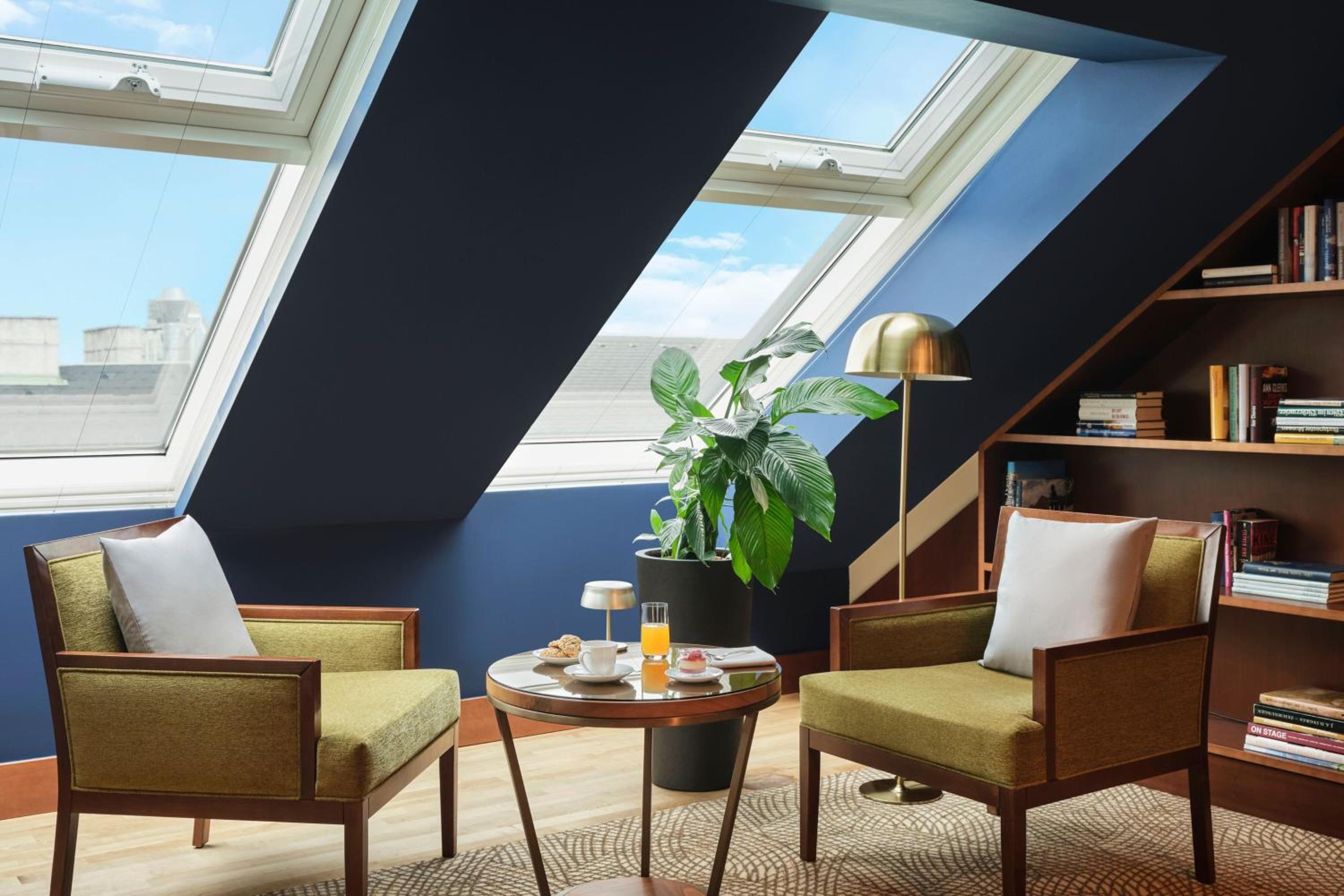 Premium Executive Room with Club Lounge Access - Photo 17