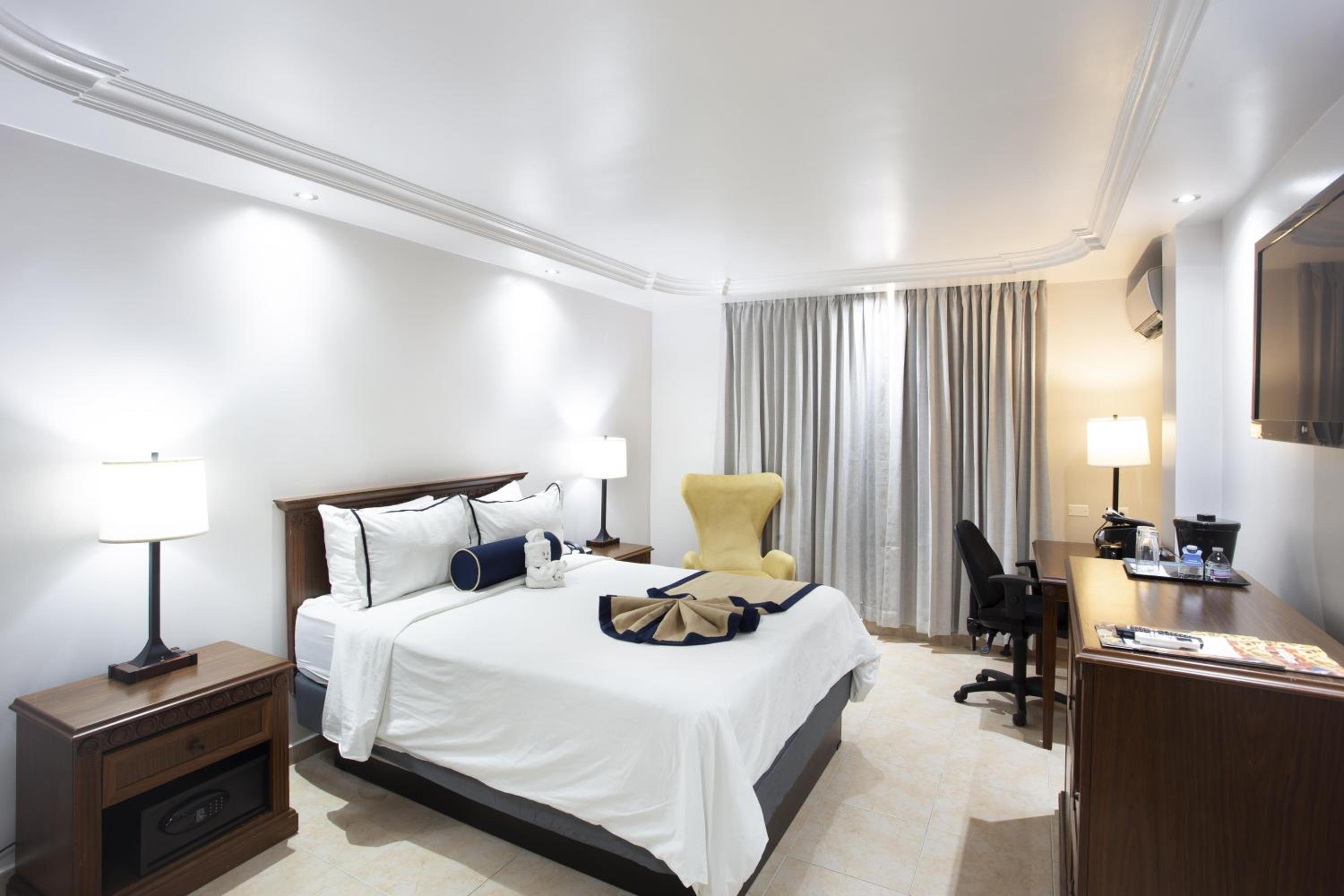 King Room with Roll-in Shower - Disability Access/Non-Smoking