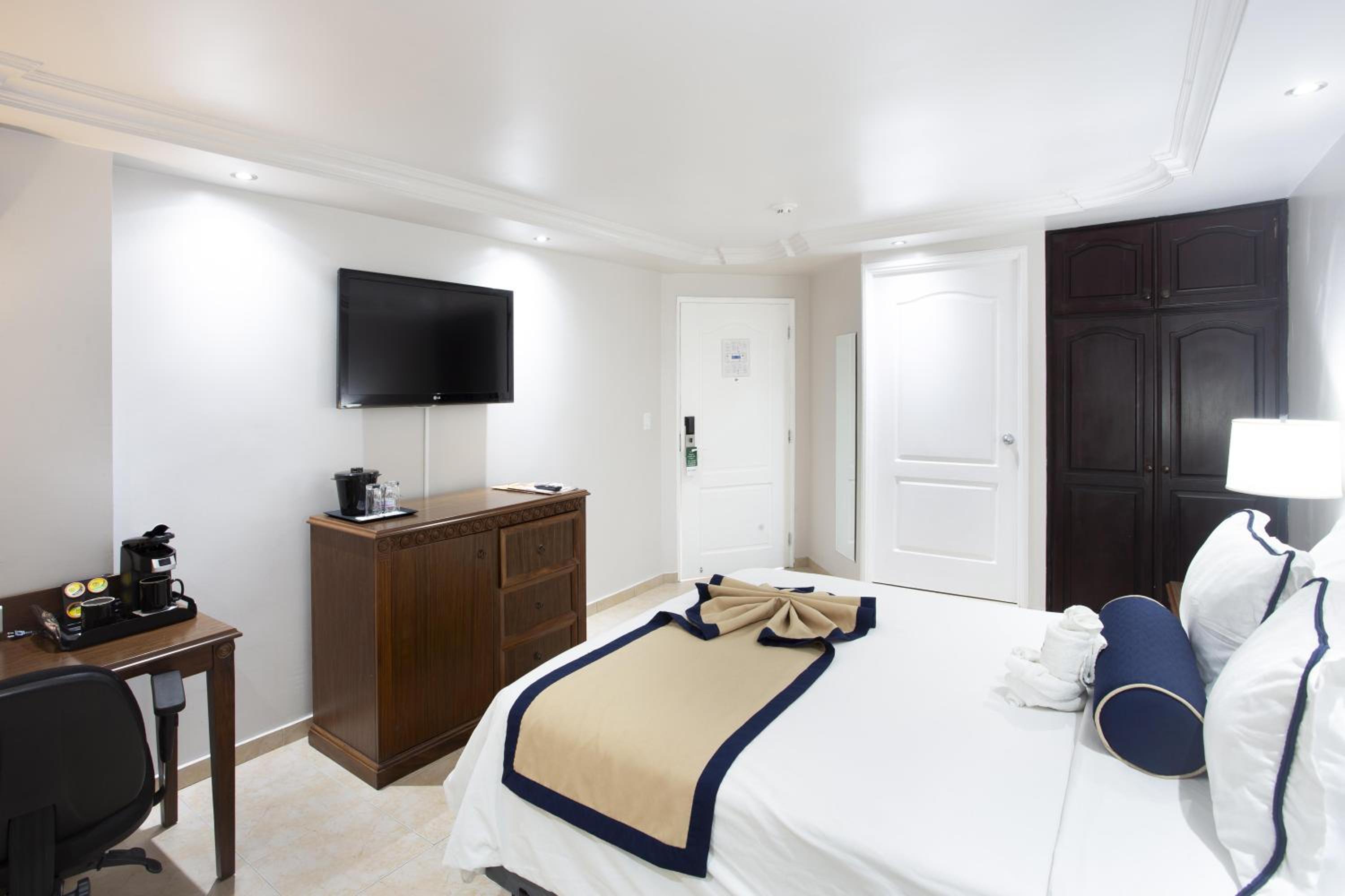 King Room with Roll-in Shower - Disability Access/Non-Smoking