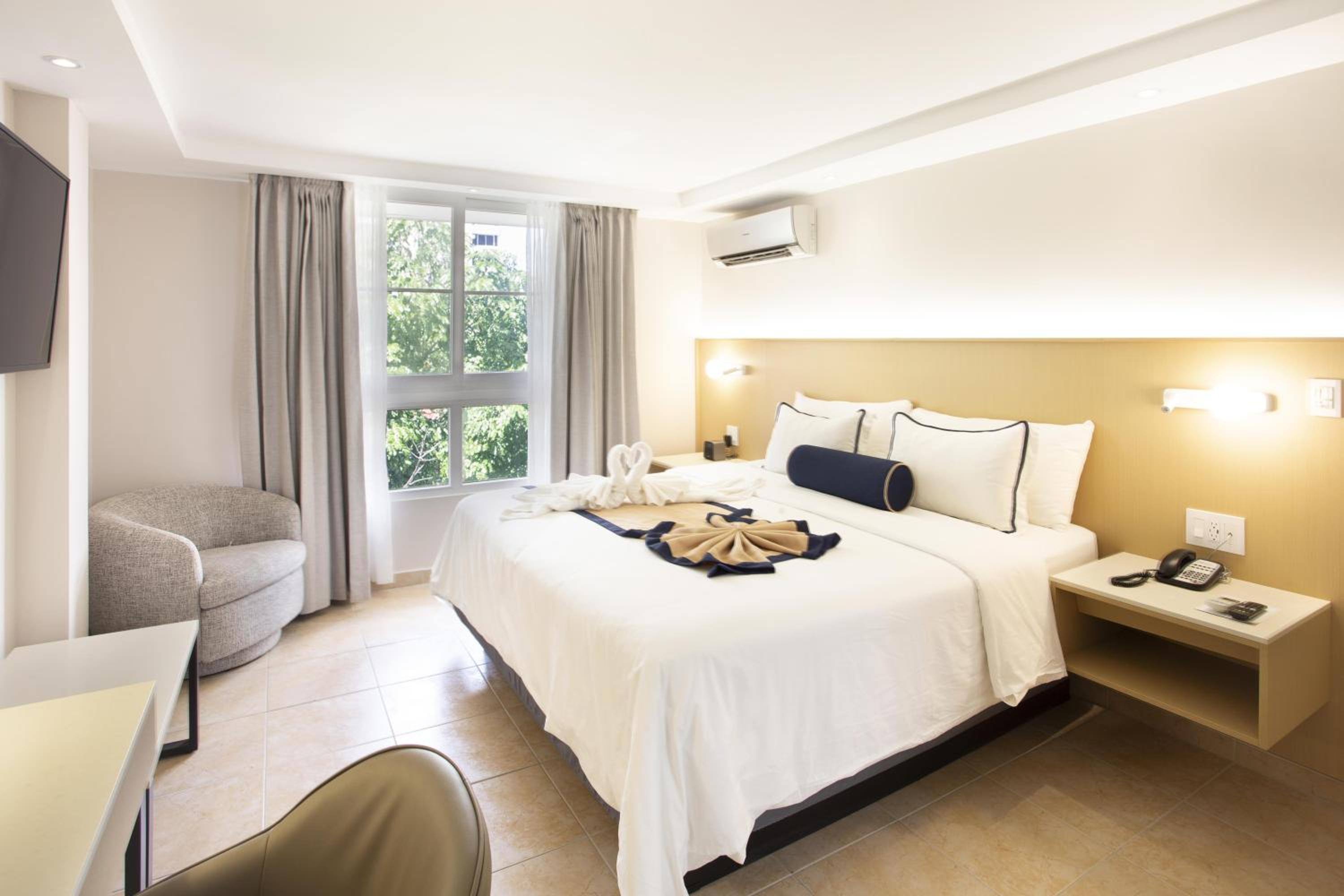 King Room with Roll-in Shower - Disability Access/Non-Smoking