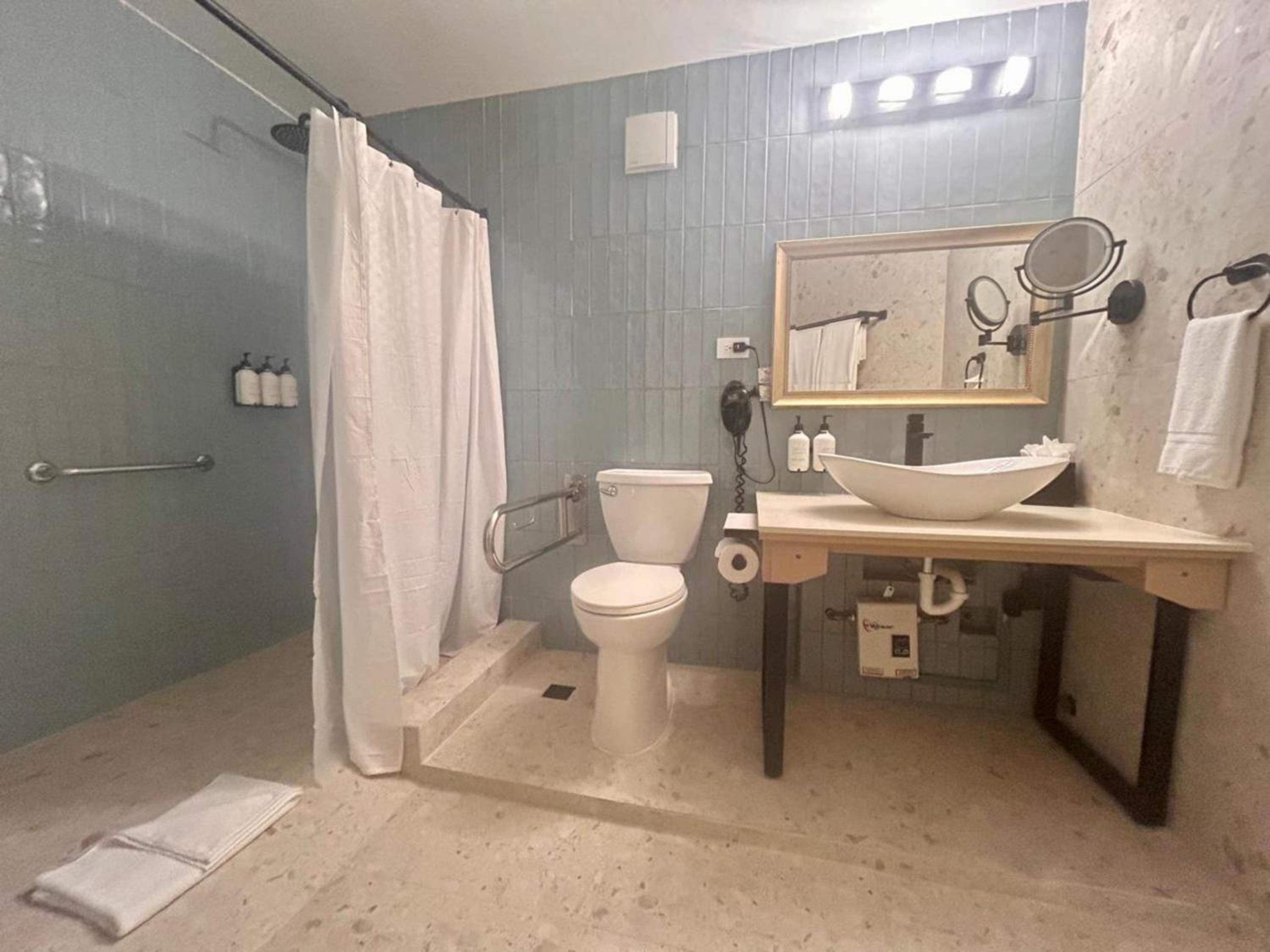 King Room with Roll-in Shower - Disability Access/Non-Smoking