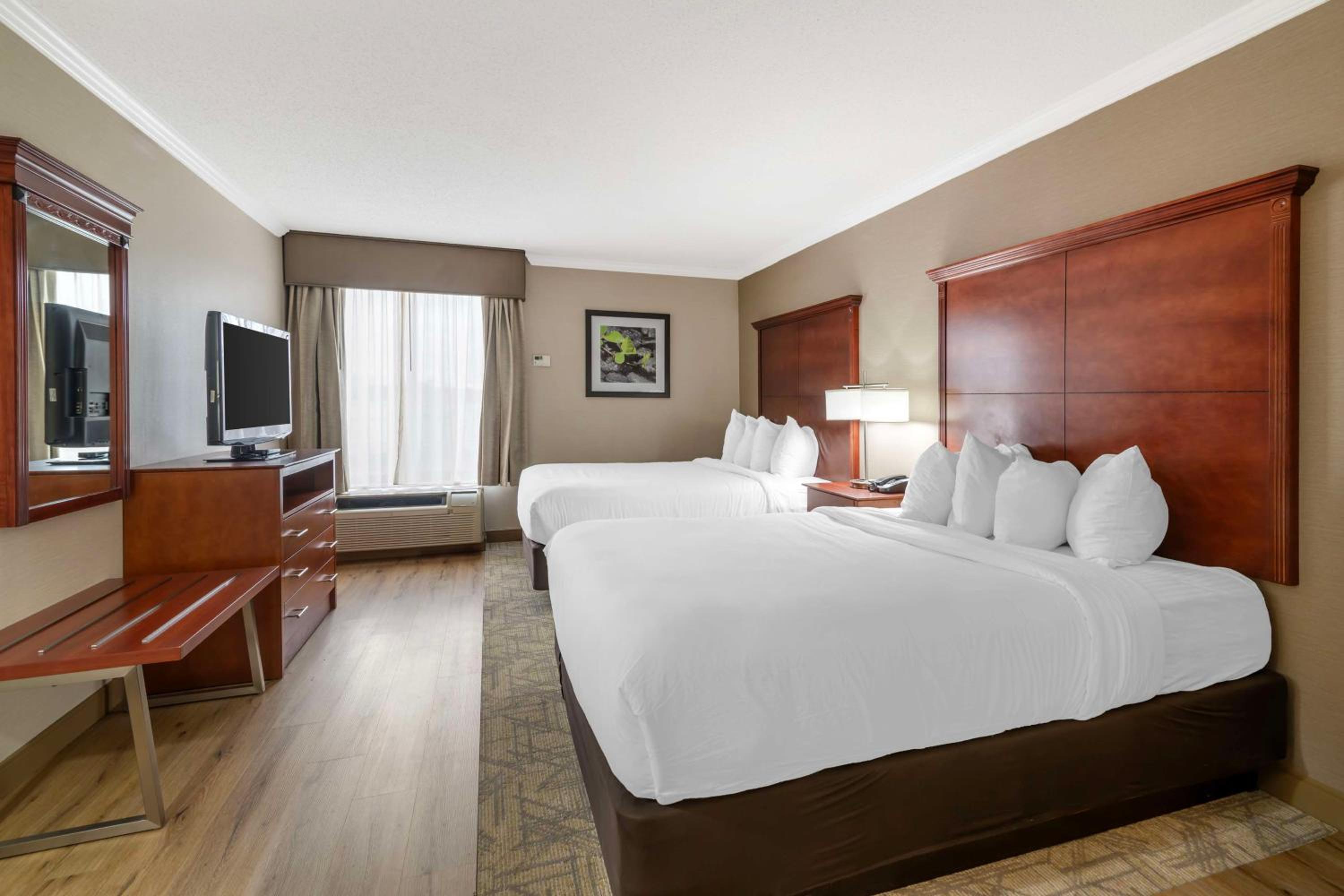 Queen Room with Two Queen Beds - Non-Smoking - Photo 1