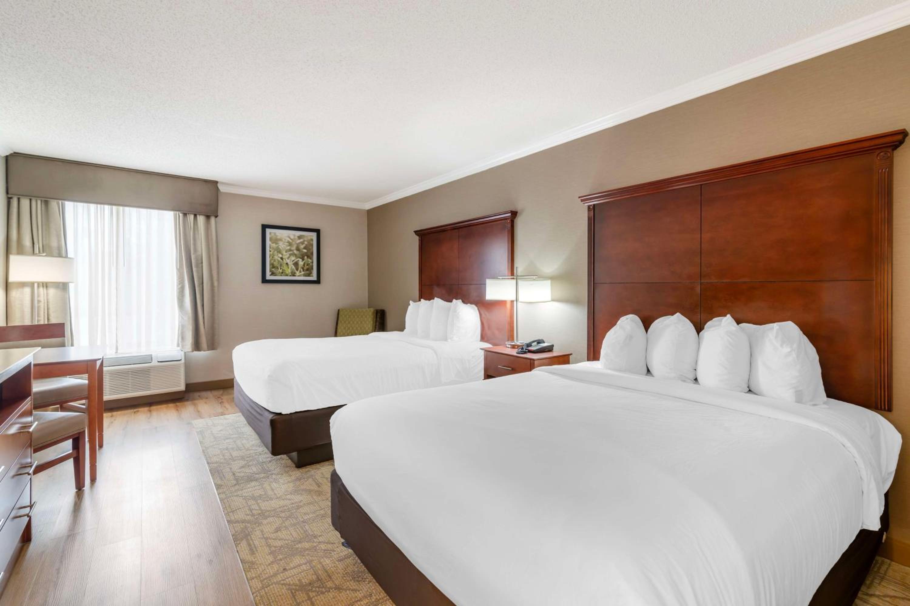 Queen Room with Two Queen Beds - Non-Smoking - Photo 4