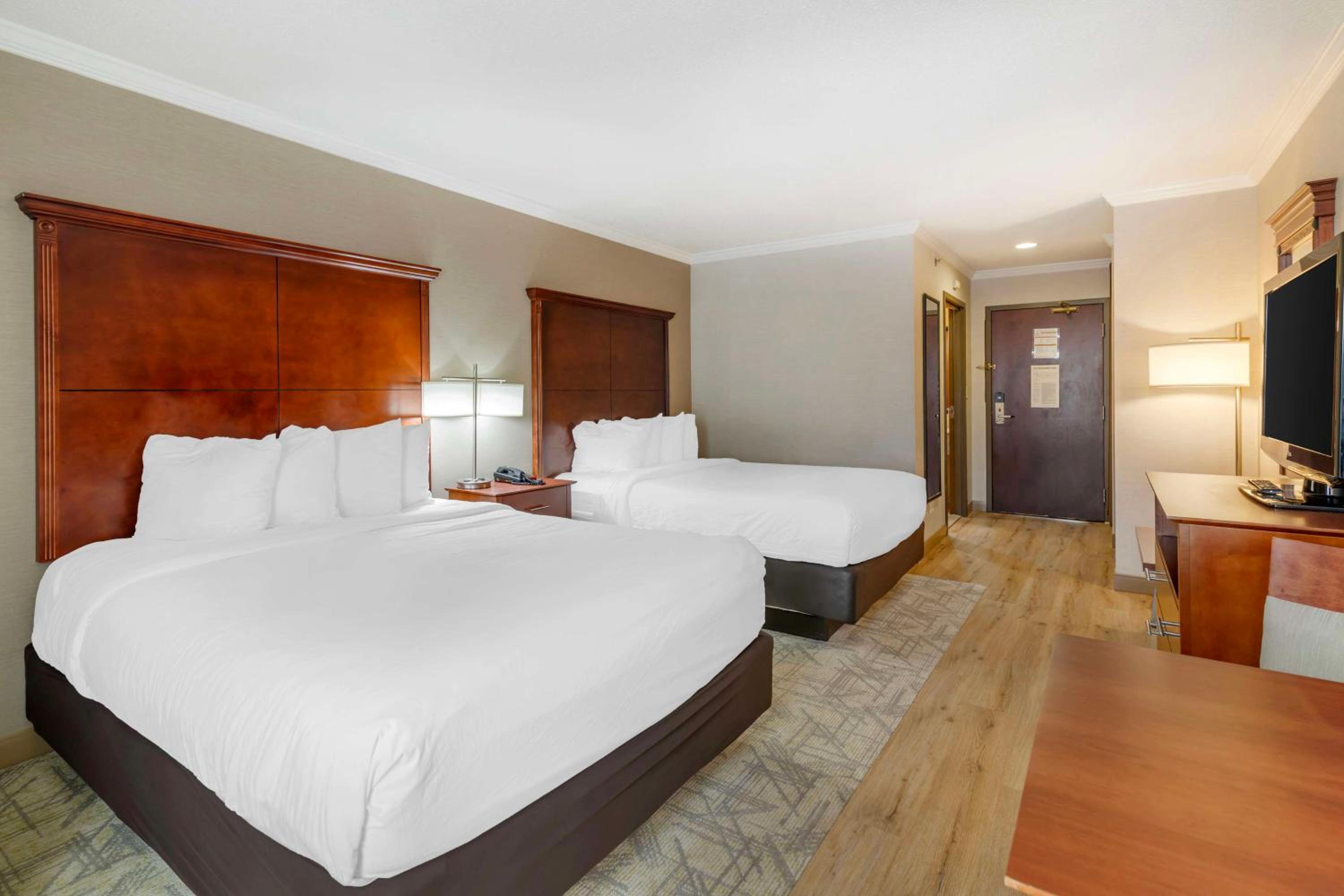 Queen Room with Two Queen Beds - Non-Smoking - Photo 2
