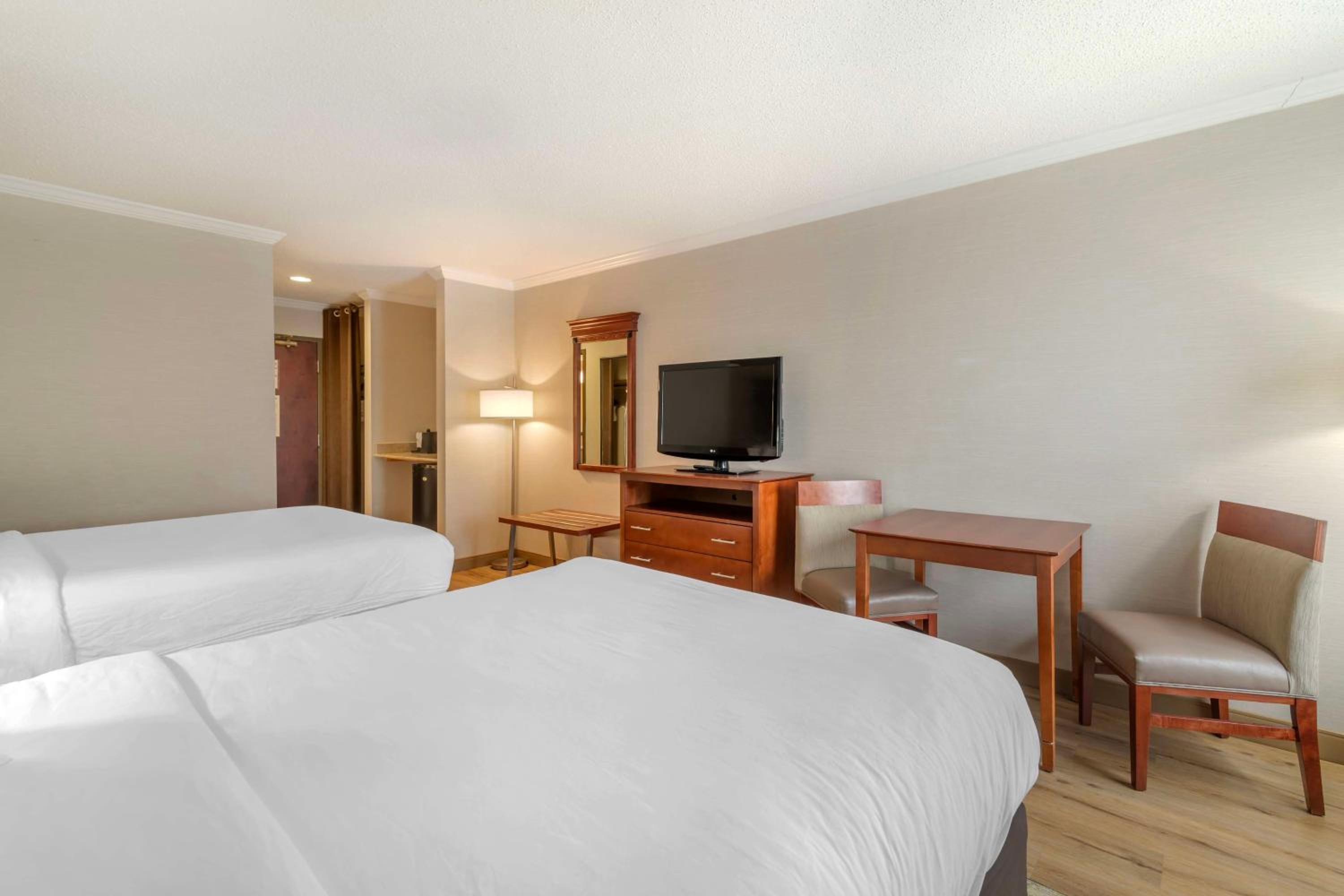 Queen Room with Two Queen Beds - Non-Smoking - Photo 5