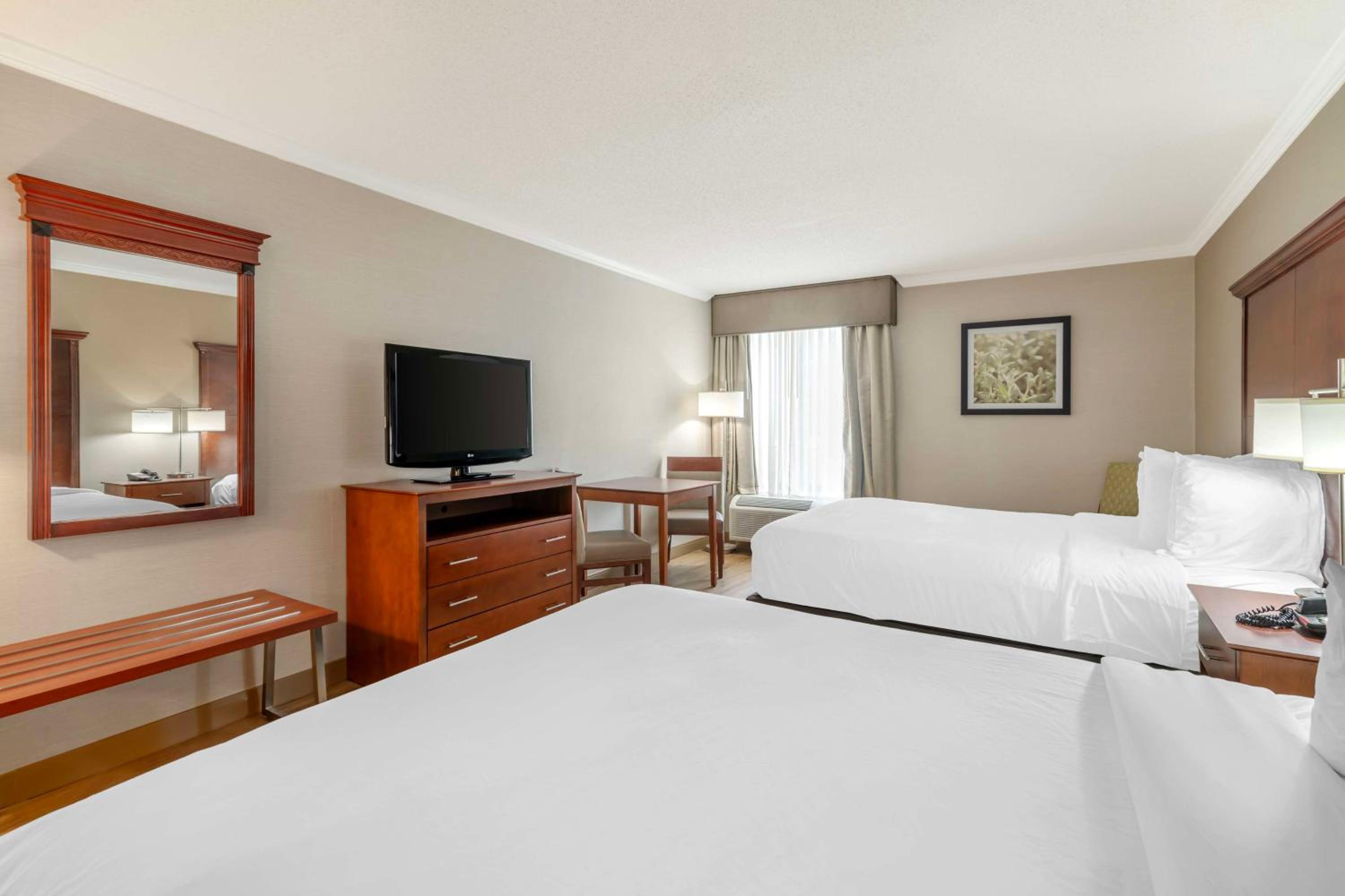 Queen Room with Two Queen Beds - Non-Smoking - Photo 6