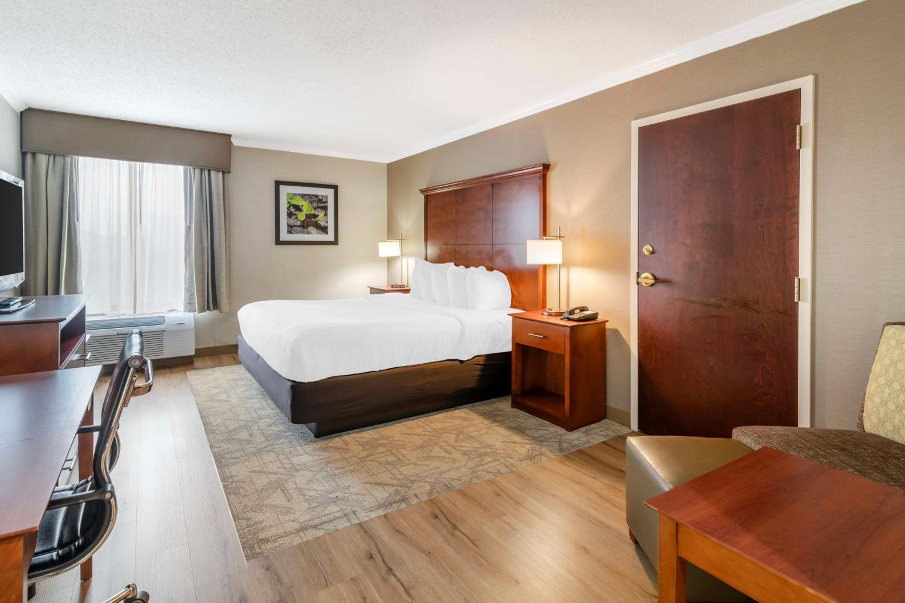 King Room with Jacuzzi - Non-Smoking photo 2