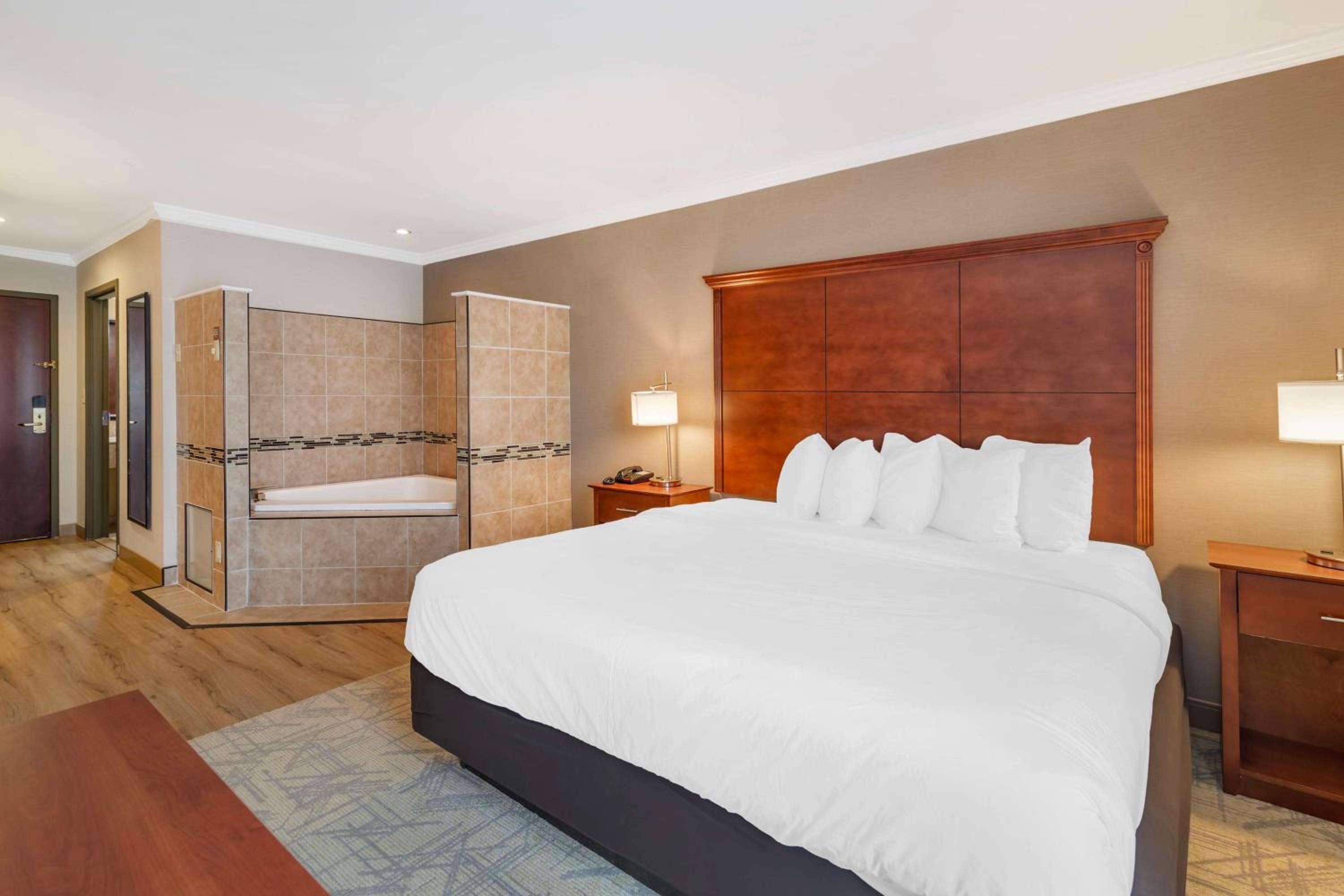 King Room - Non-Smoking - Photo 2