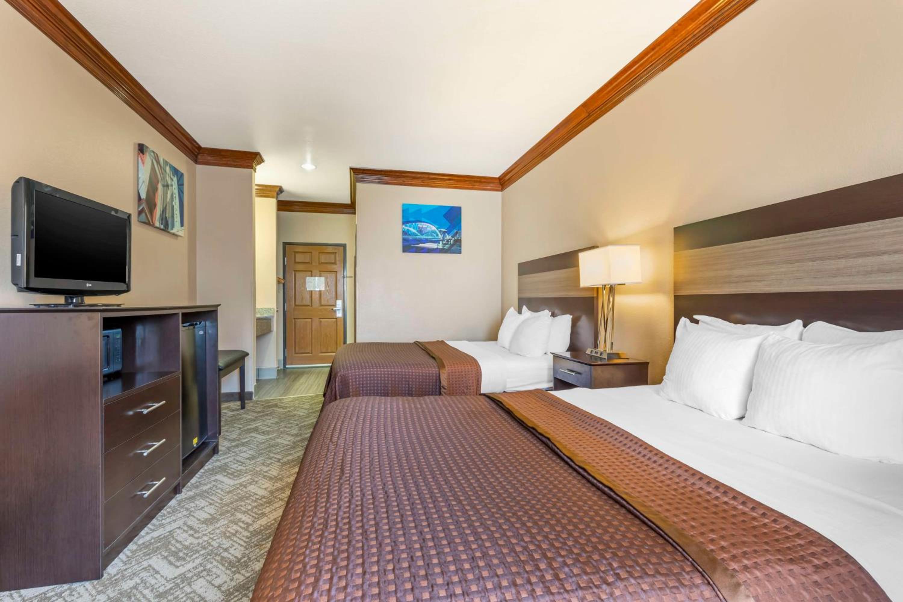 Standard Room with Two Queen Beds - Photo 3