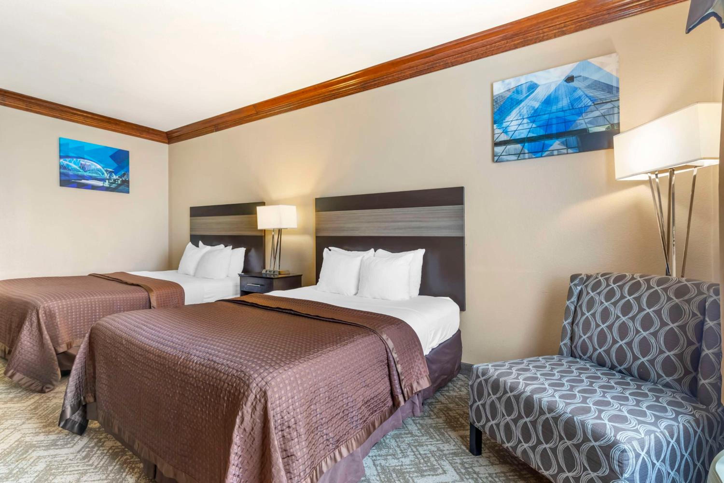 Standard Room with Two Queen Beds - Photo 2