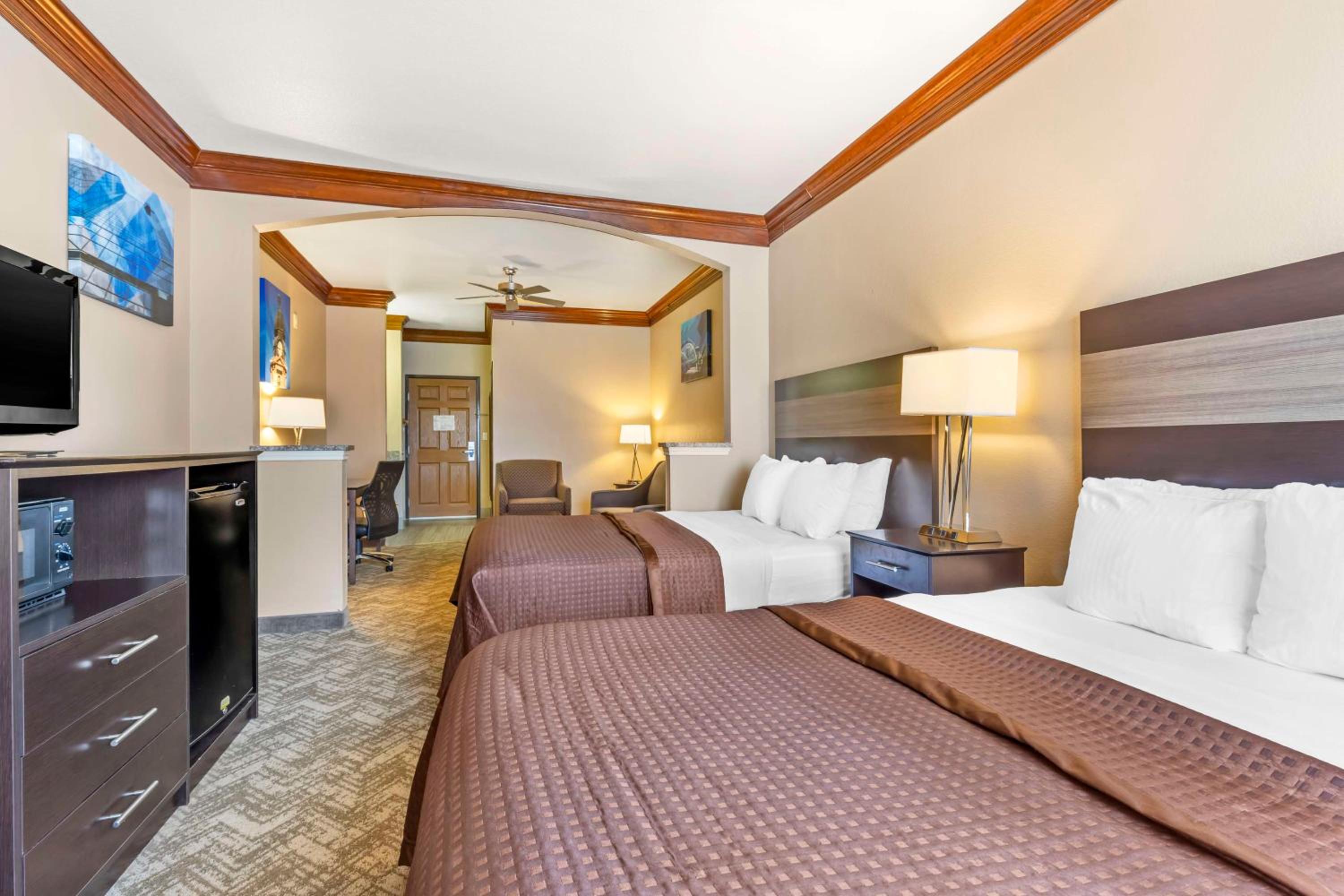 Queen Suite with Two Queen Beds - Photo 2