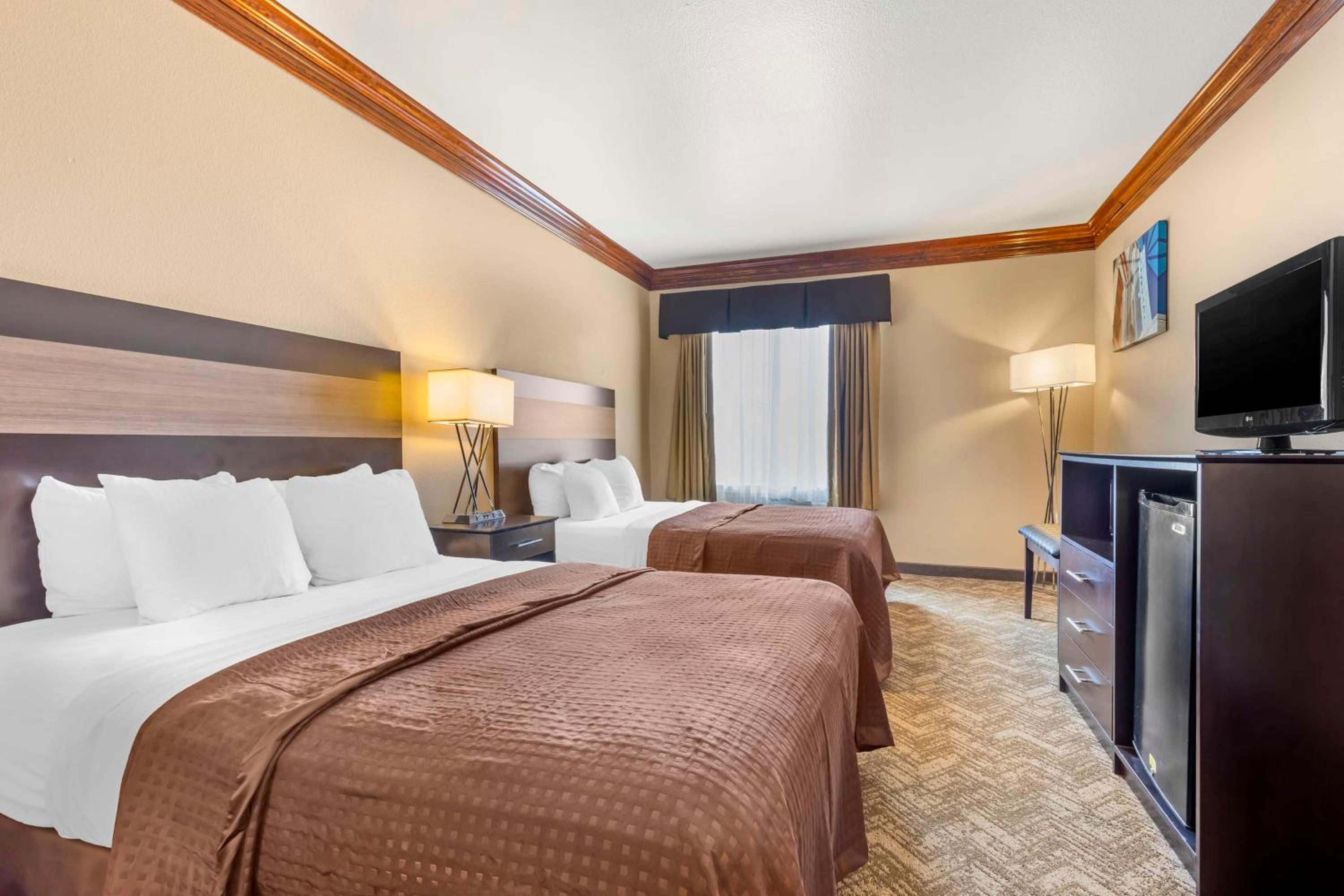 Queen Suite with Two Queen Beds - Photo 4