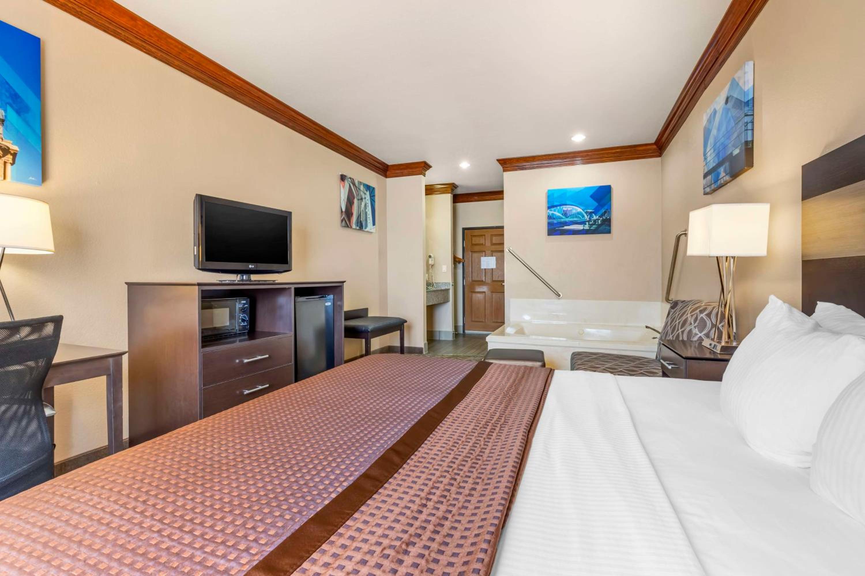 King Suite with Spa Bath - Photo 3