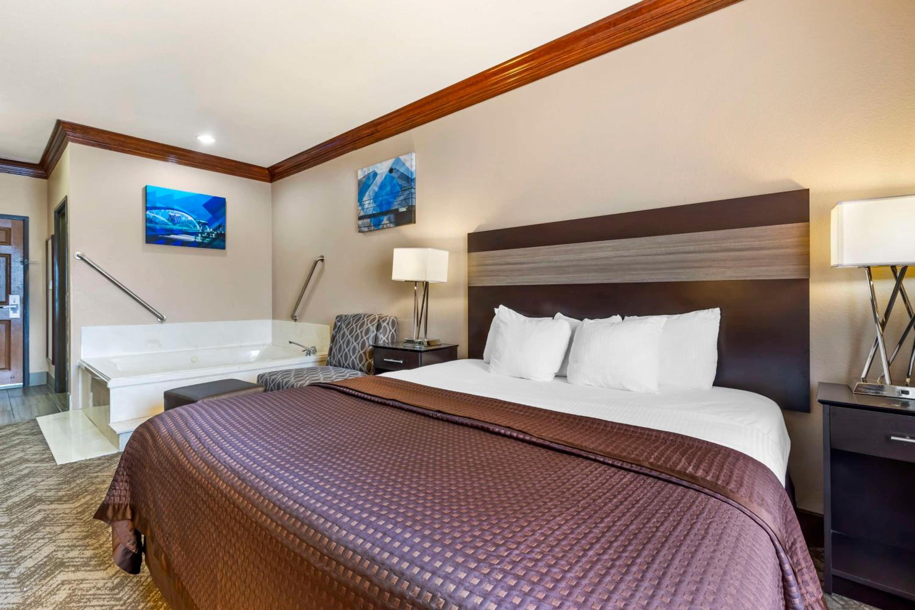 King Suite with Spa Bath - Photo 2