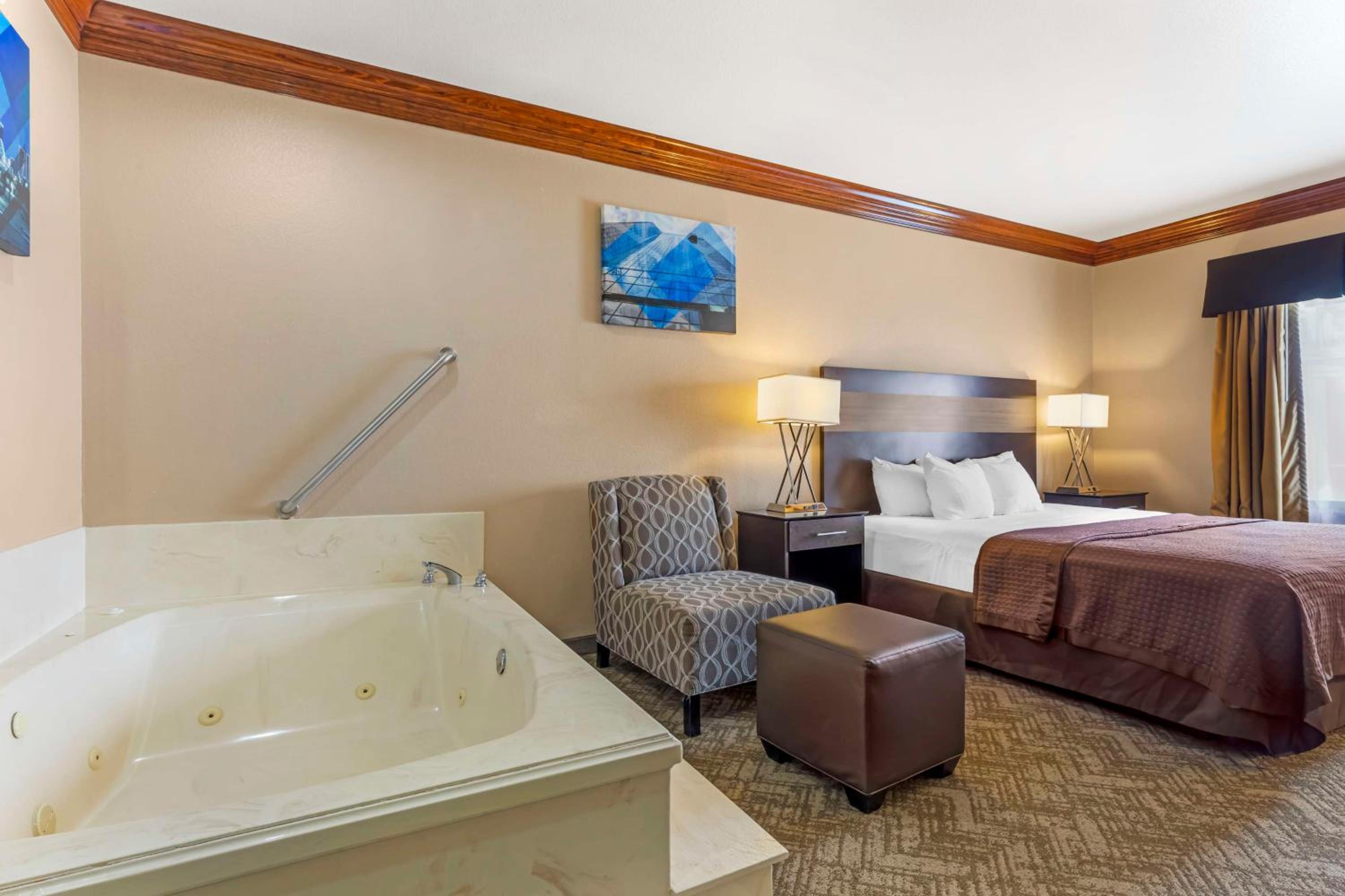 King Suite with Spa Bath - Photo 1