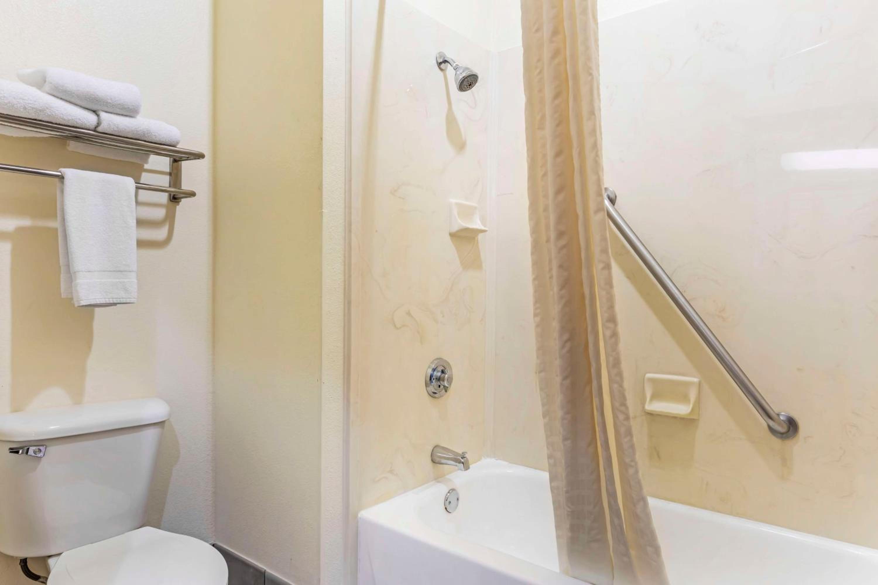 King Suite with Spa Bath - Photo 4