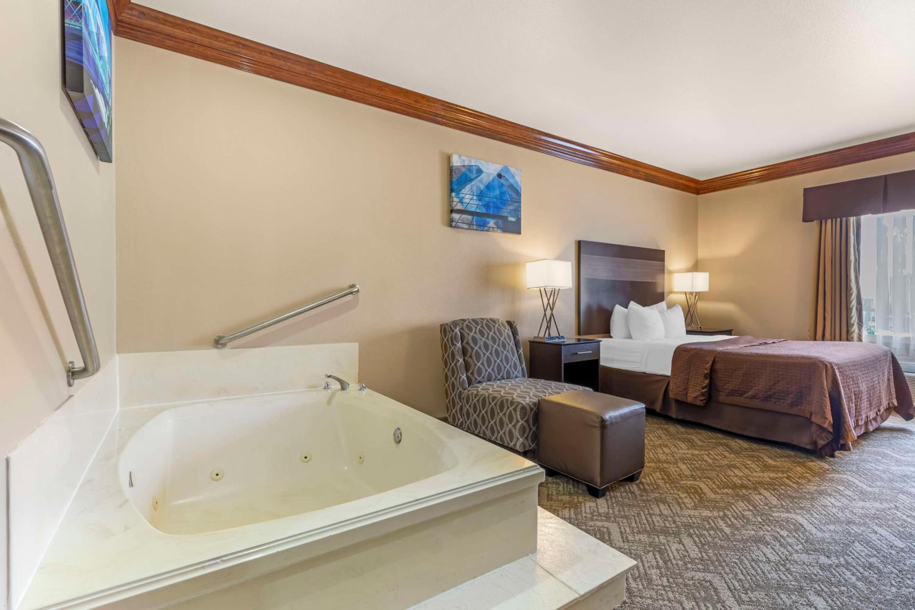 Queen Suite with Bath Tub and Spa Bath - Disability Access/Non-Smoking - Photo 1
