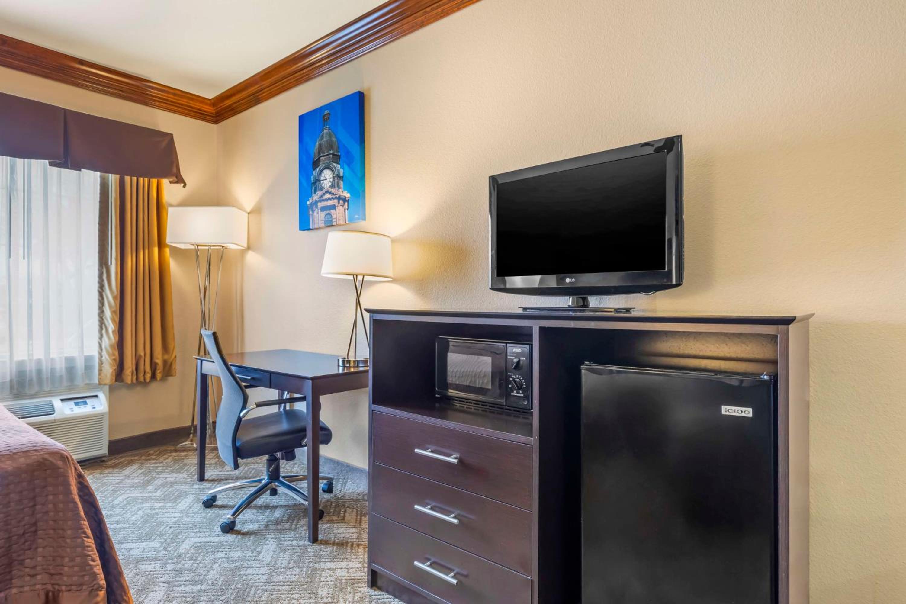 Queen Suite with Bath Tub and Spa Bath - Disability Access/Non-Smoking - Photo 2