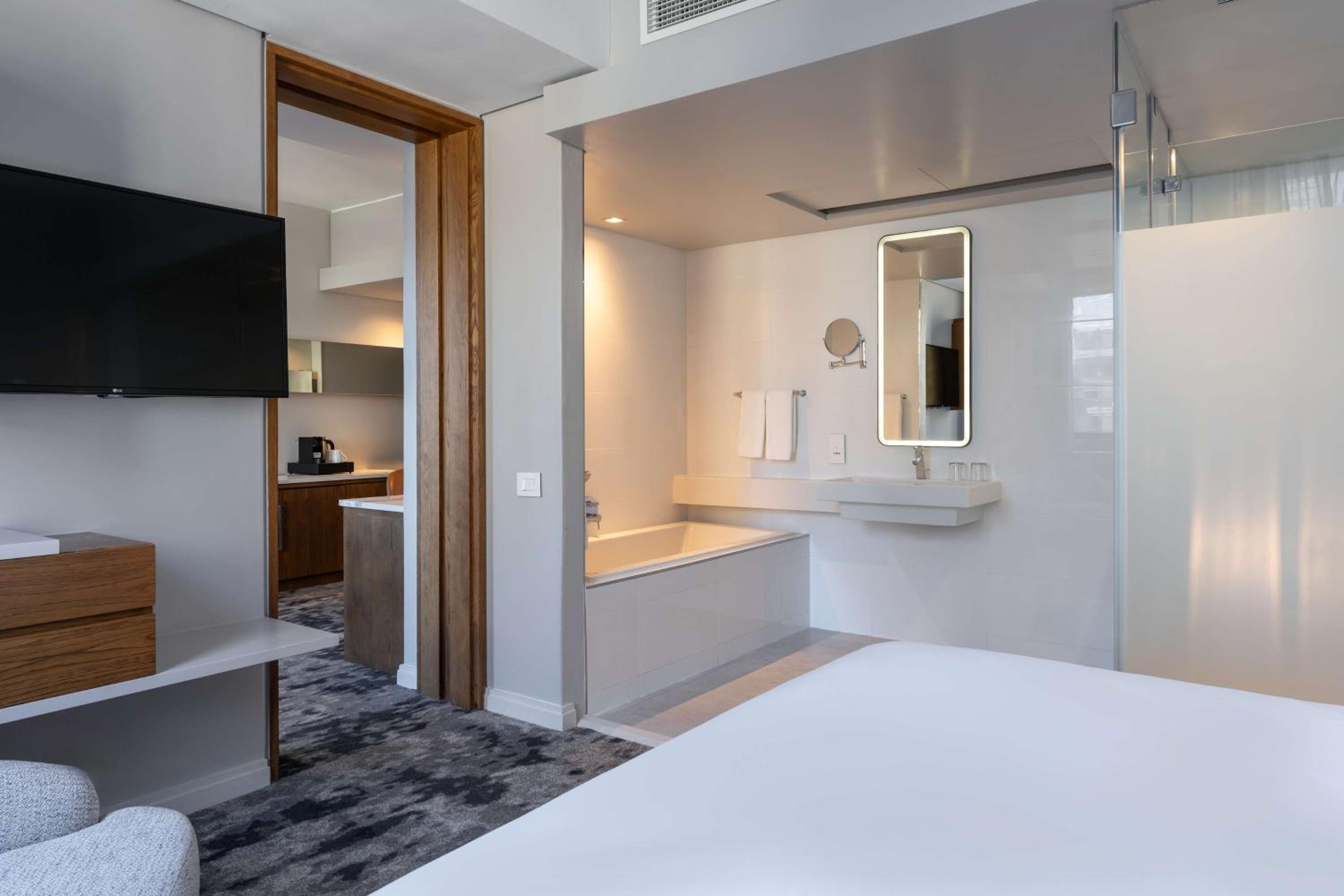 Suite - Photo 6