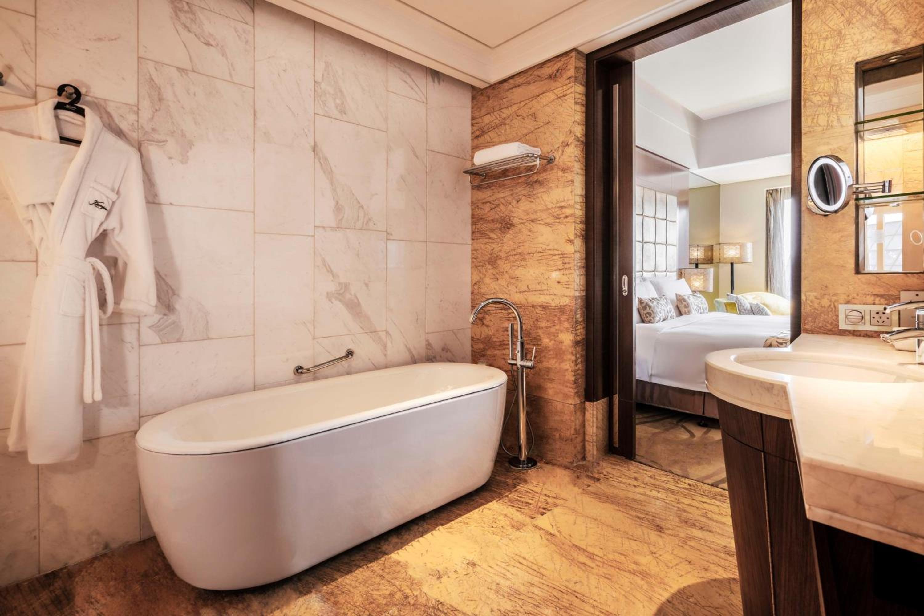 Premier Deluxe Room King photo 2