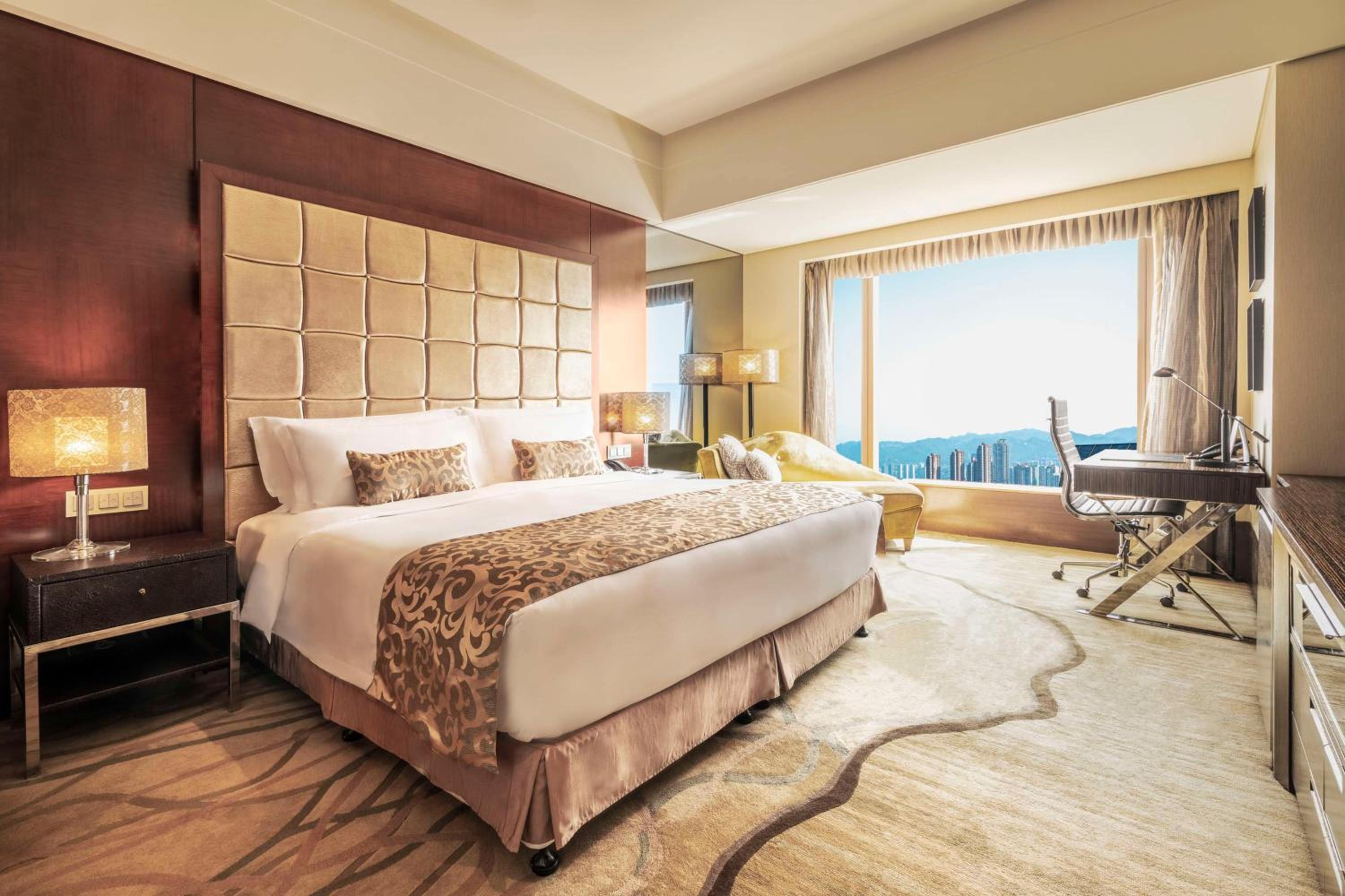 Premier Deluxe Room King photo 3