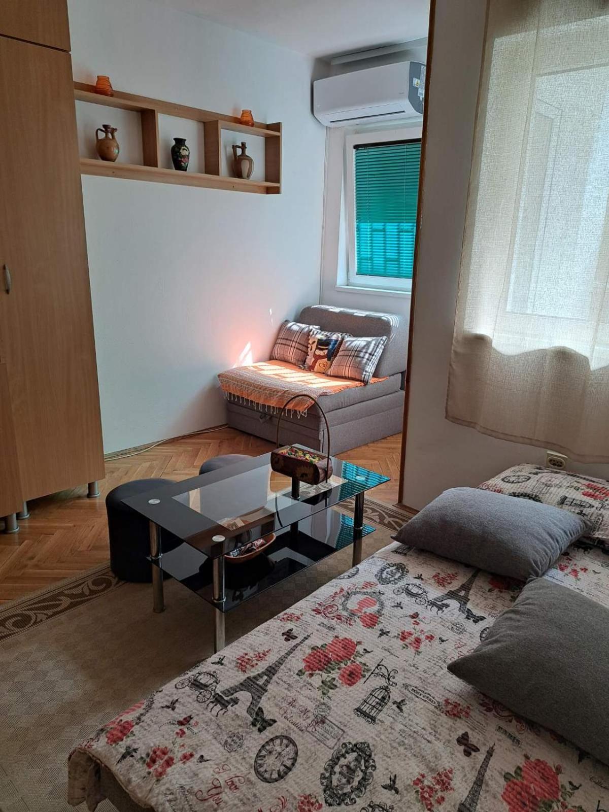 One-Bedroom Apartment photo 1