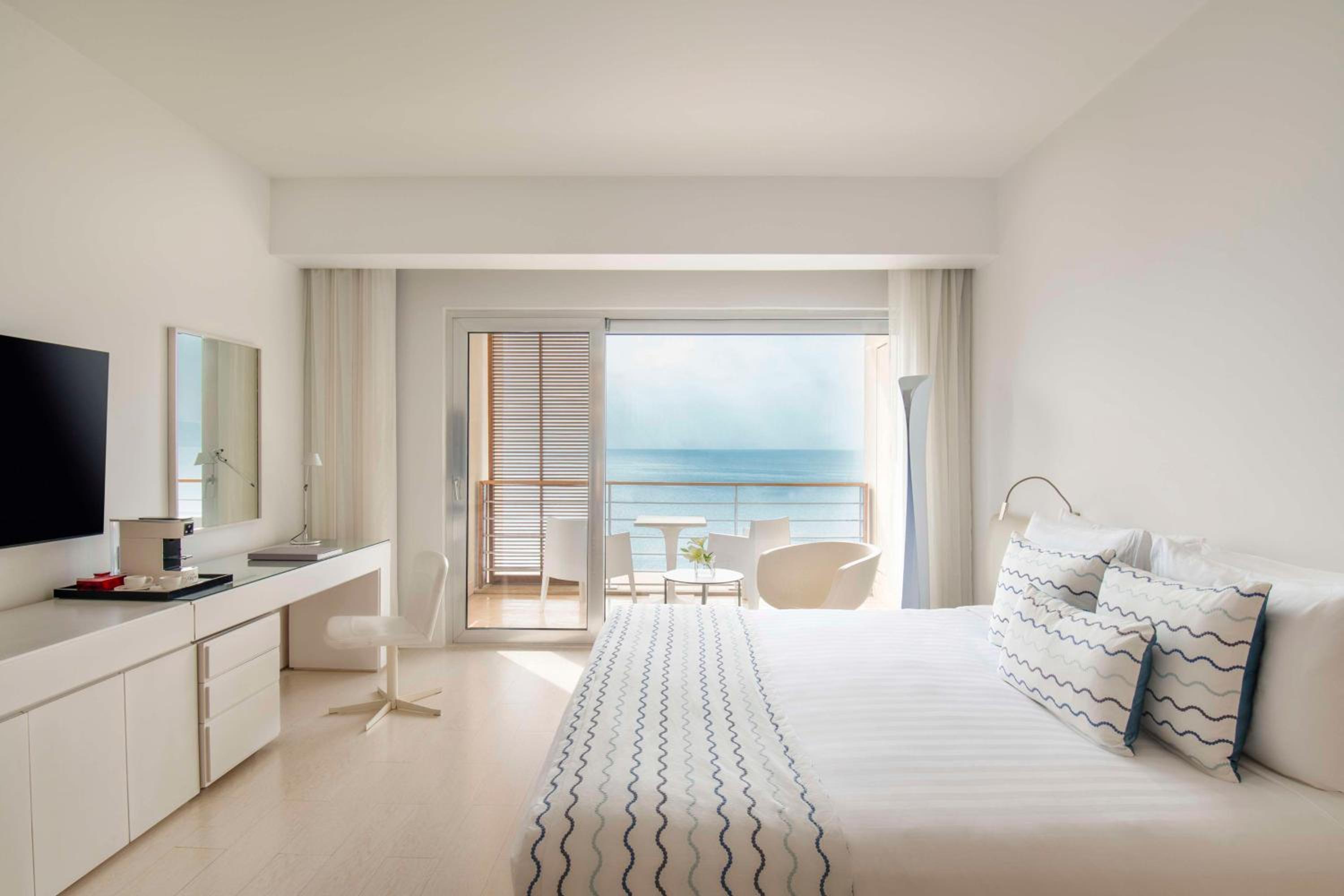 Sea View Deluxe Room (King Bed) - Photo 9