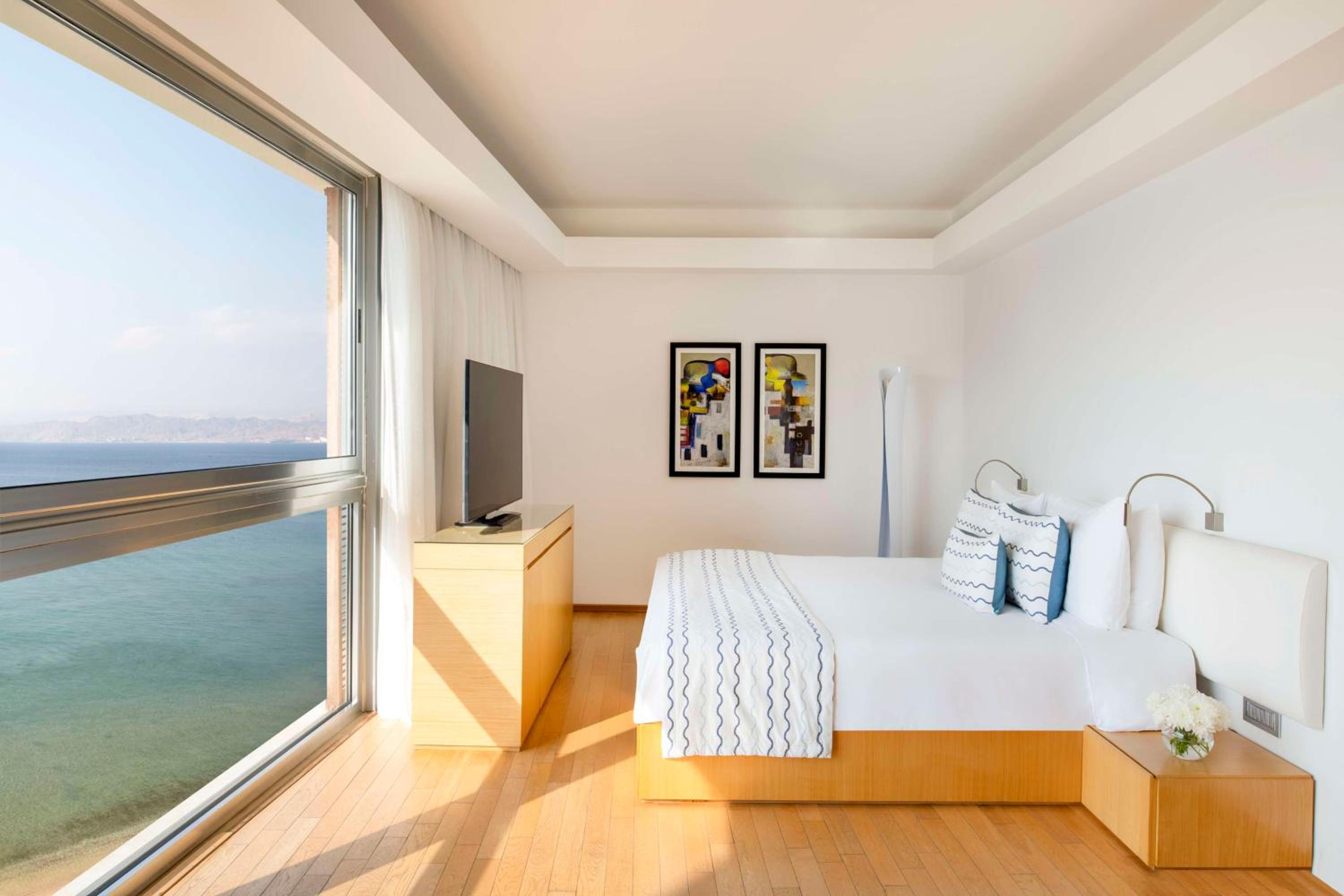 Executive Panoramic Sea View Suite (King Size Bed) photo 3