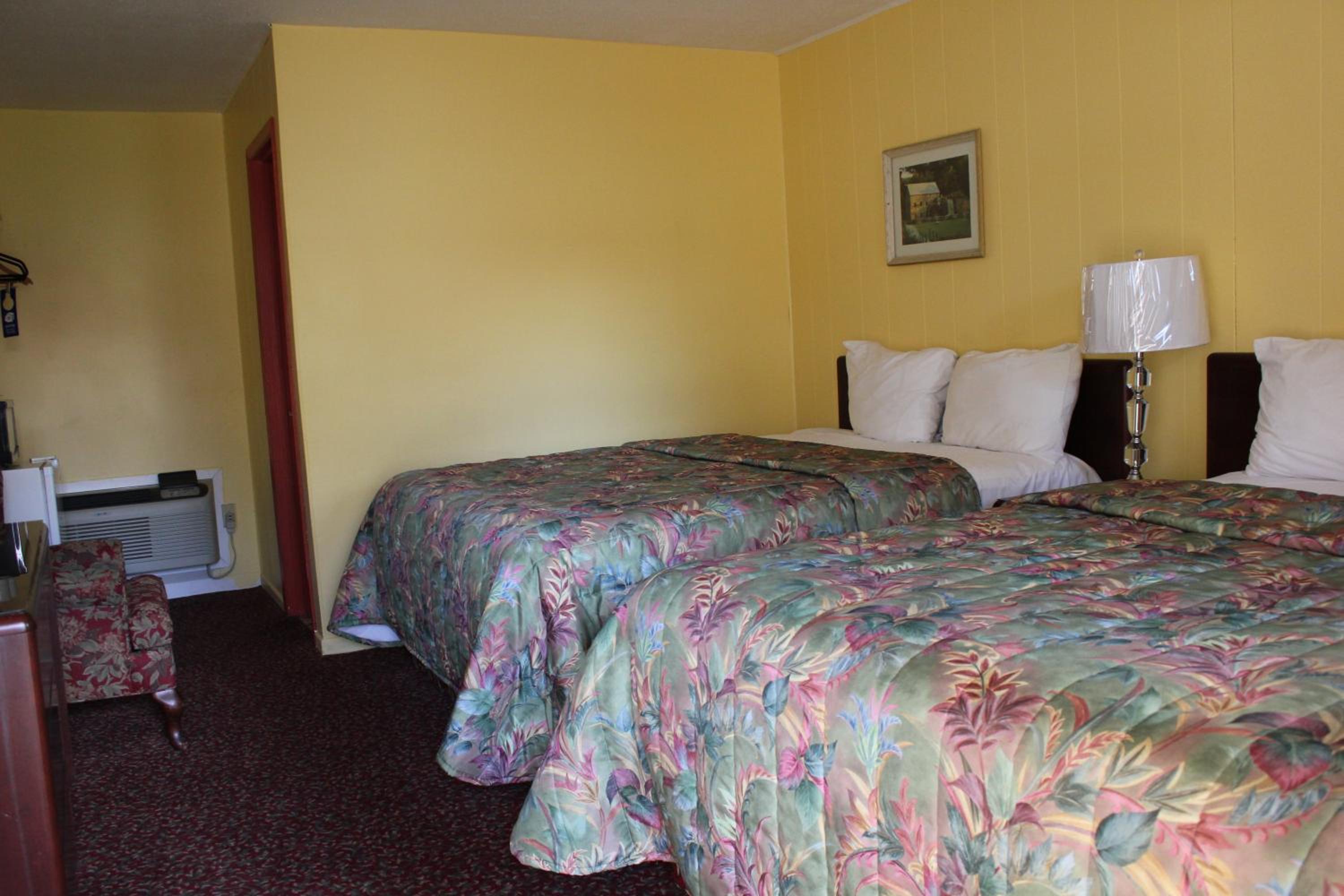 Queen Room with Two Queen Beds - Non-Smoking - Photo 1