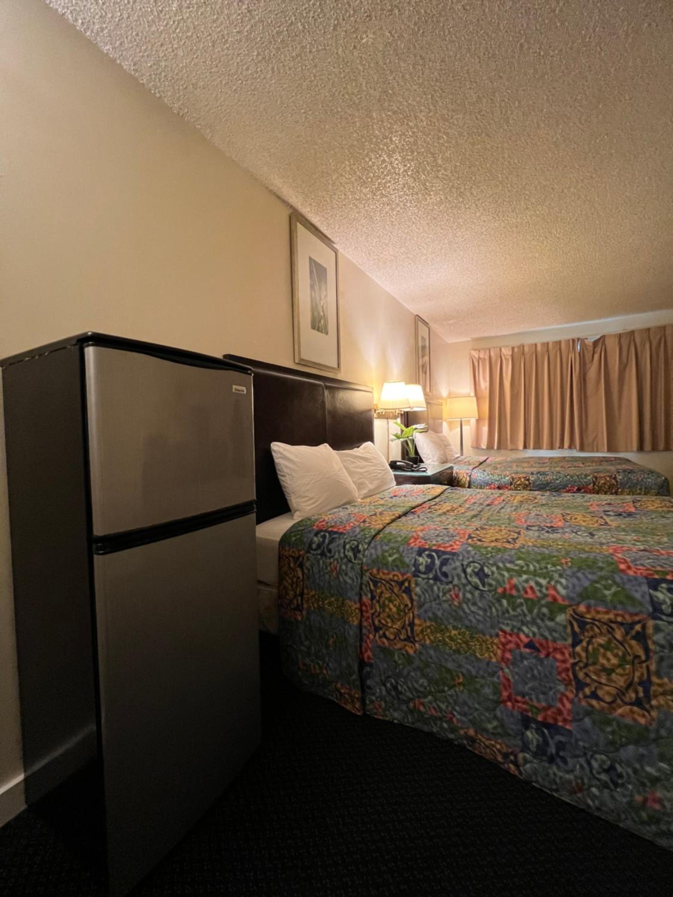 Queen Room with Two Queen Beds photo 2