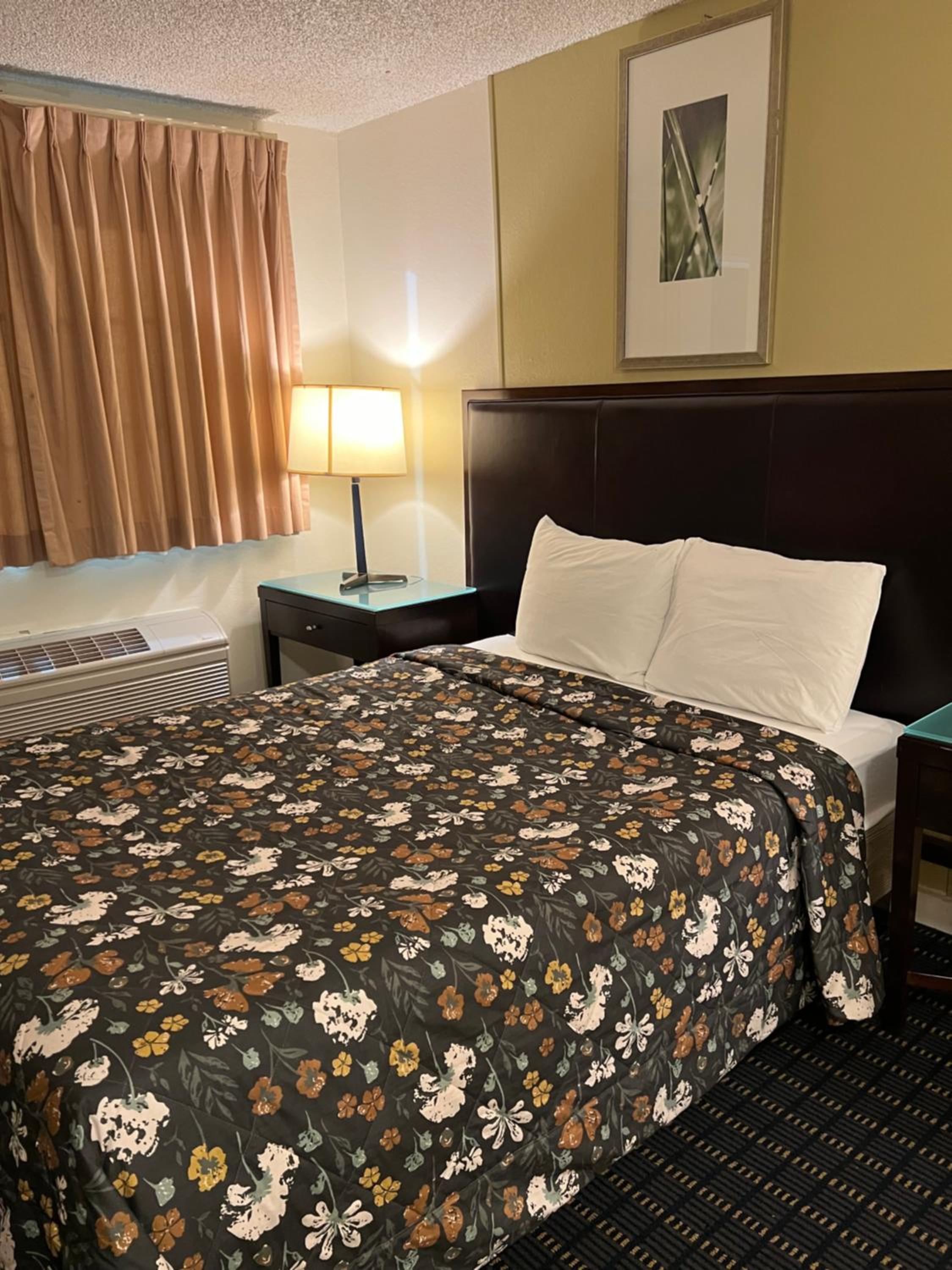 Queen Room photo 2