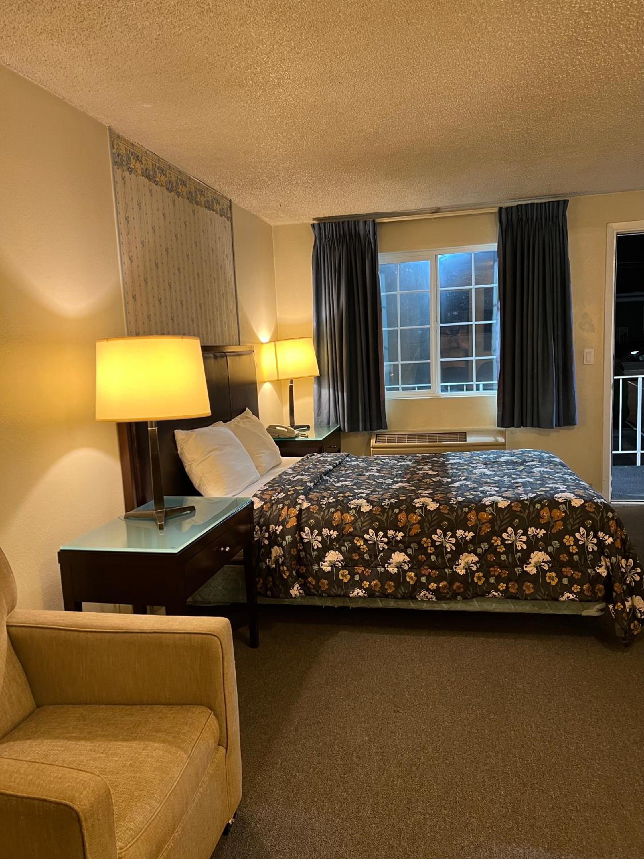 Queen Room photo 1