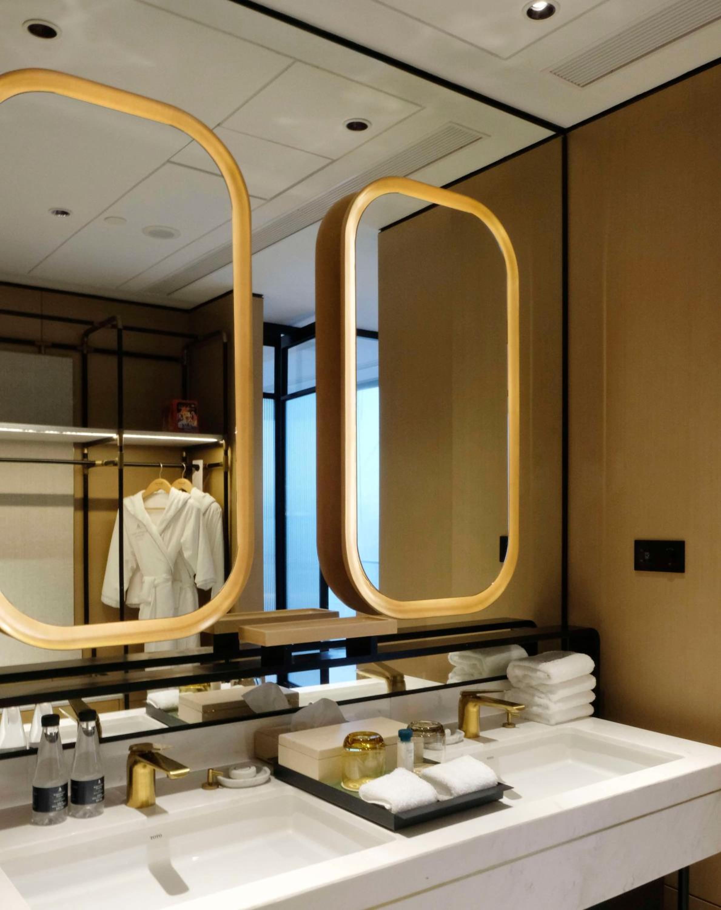 Deluxe King Room - Photo 6