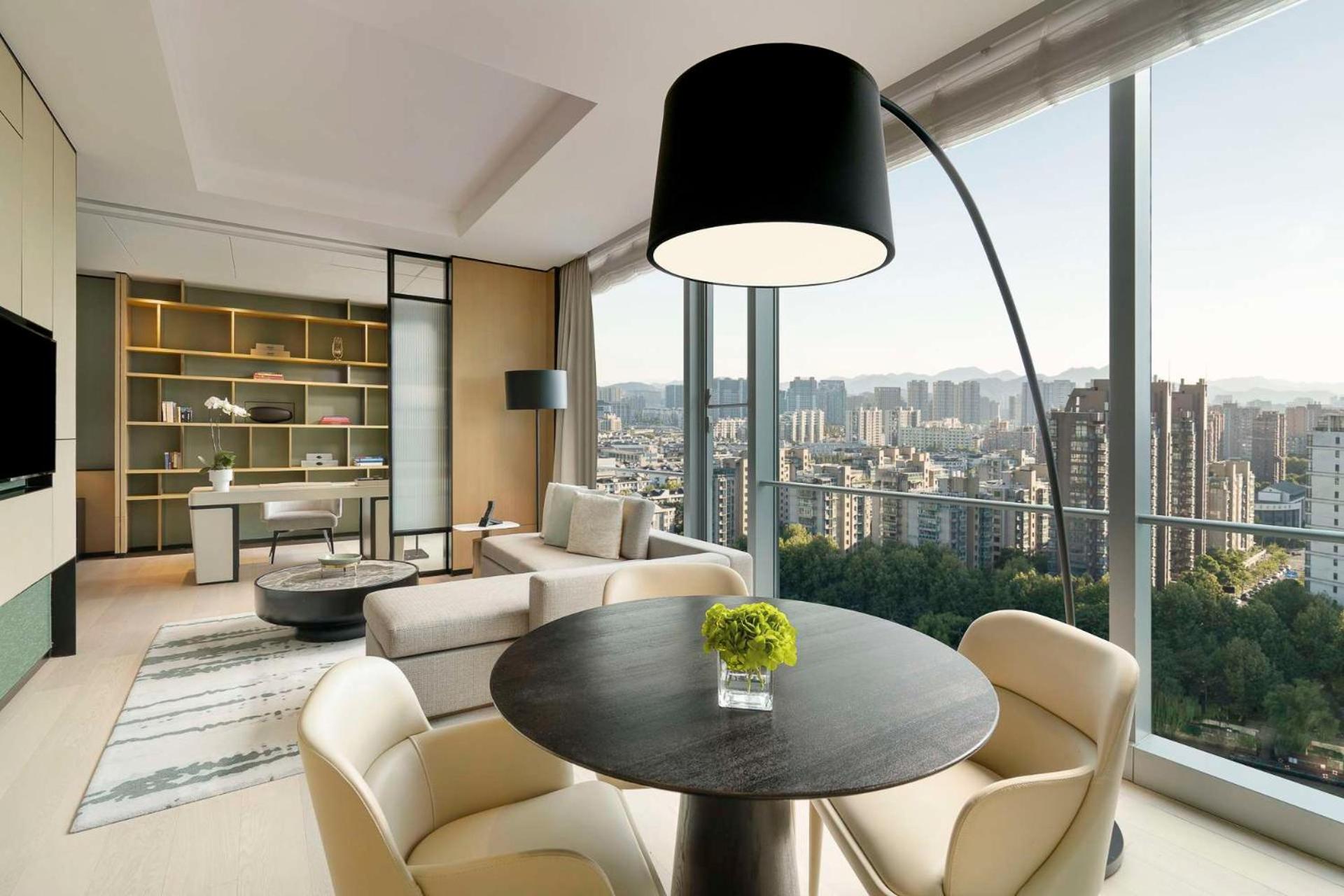 Deluxe Suite - Photo 2