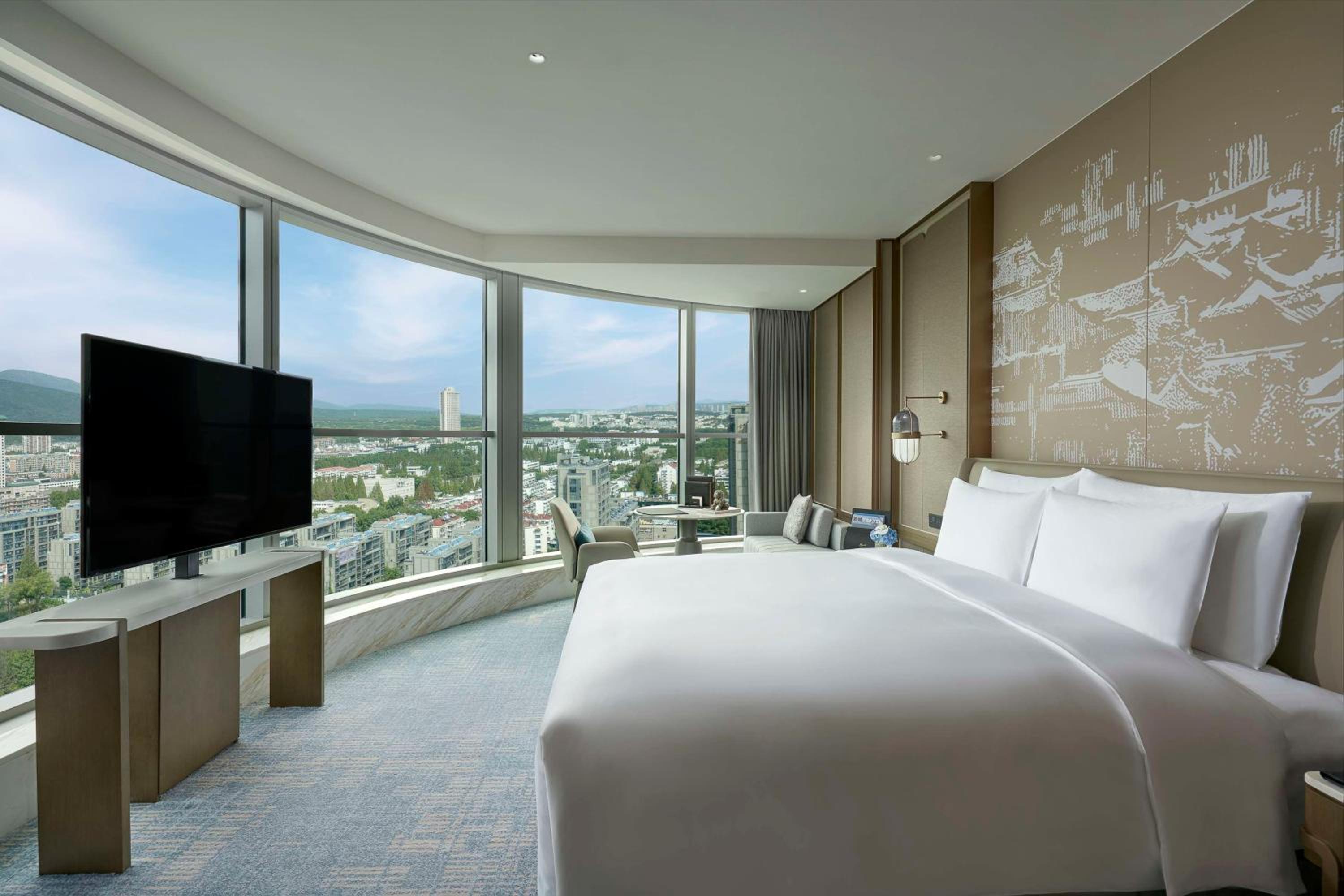 Deluxe Corner Room King