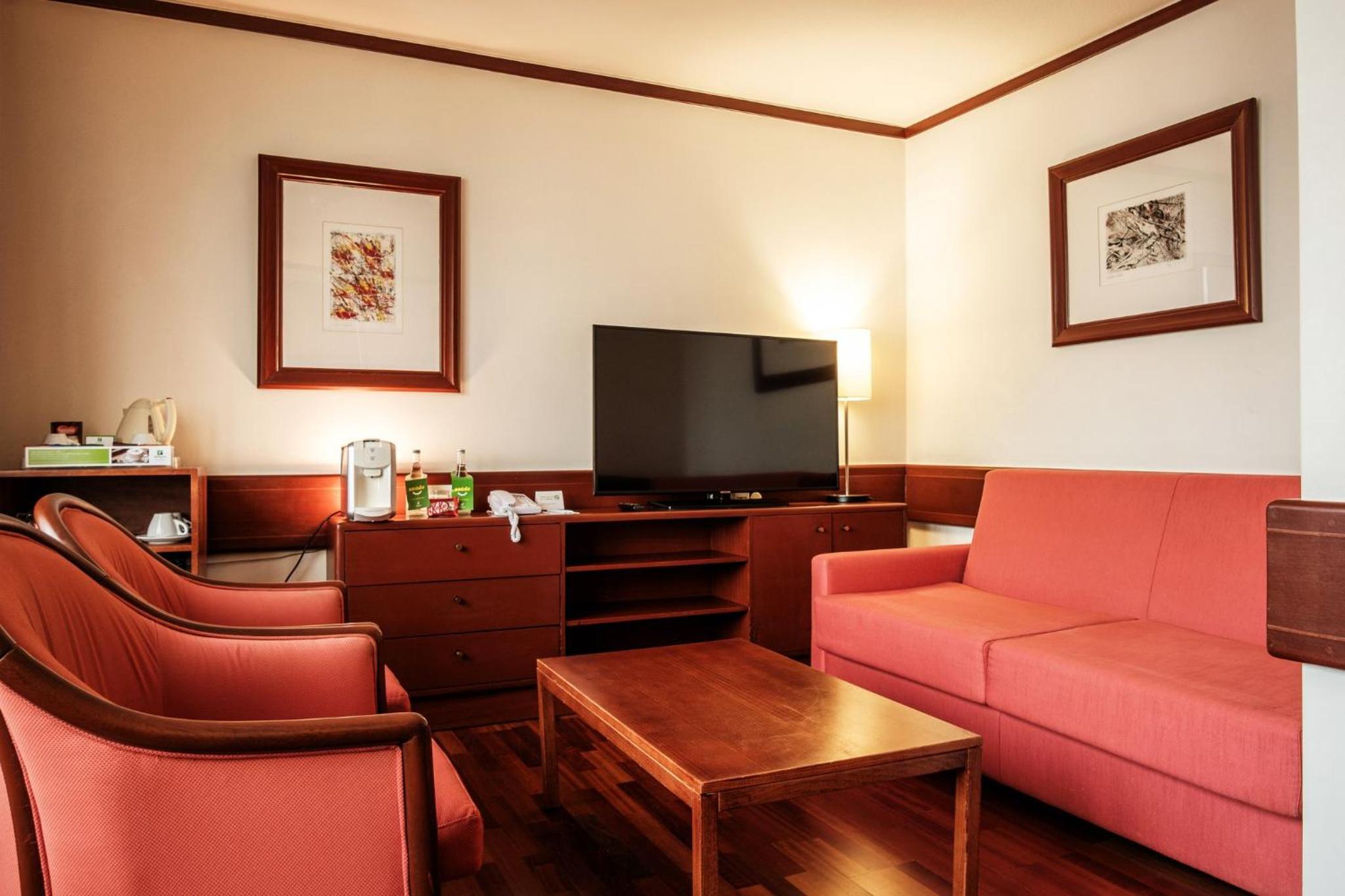 One-Bedroom King Suite with Sofa Bed thumbnail 5