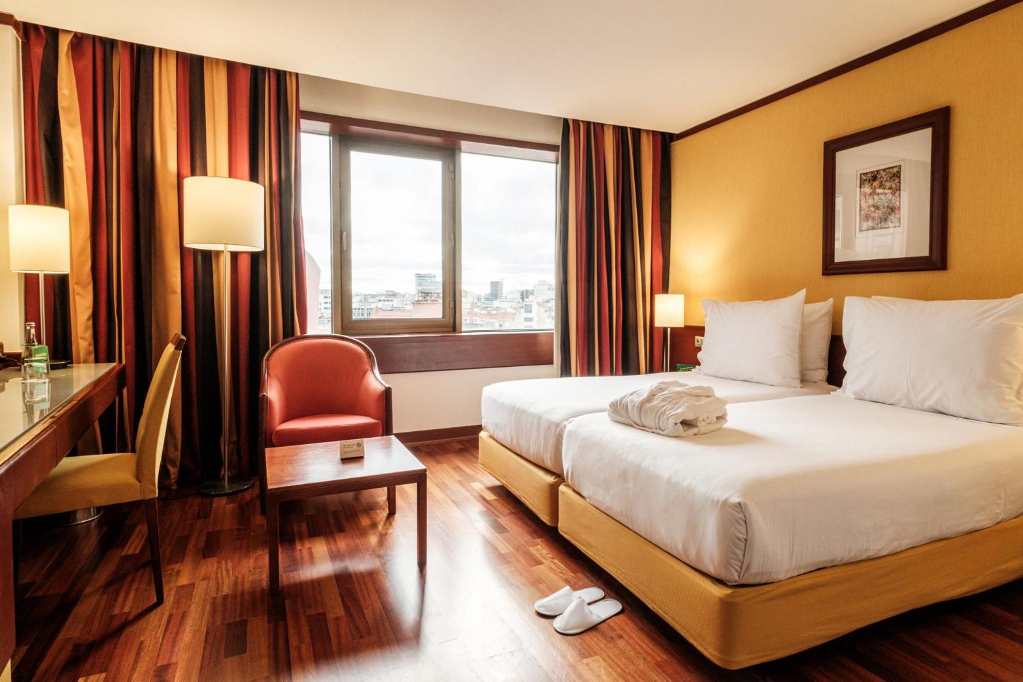 Standard Twin Room thumbnail 5