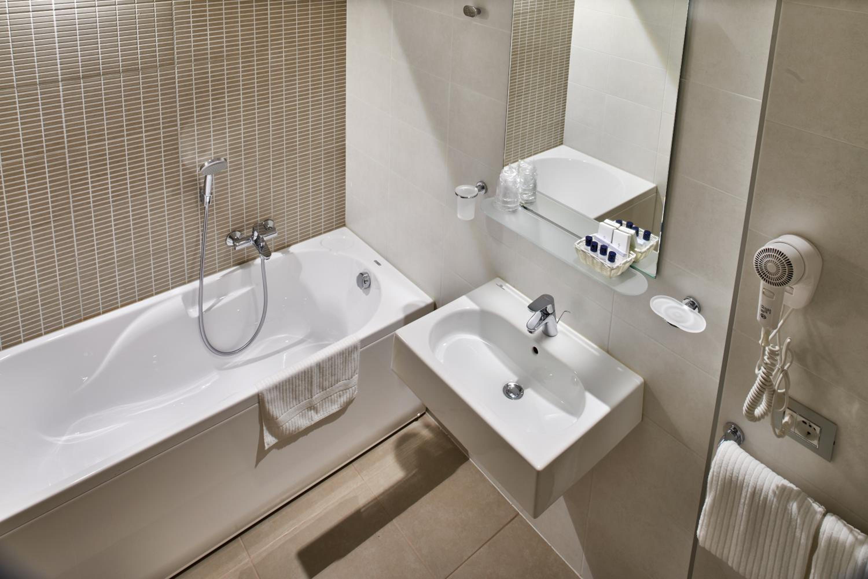 Deluxe Double or Twin Room - Photo 5