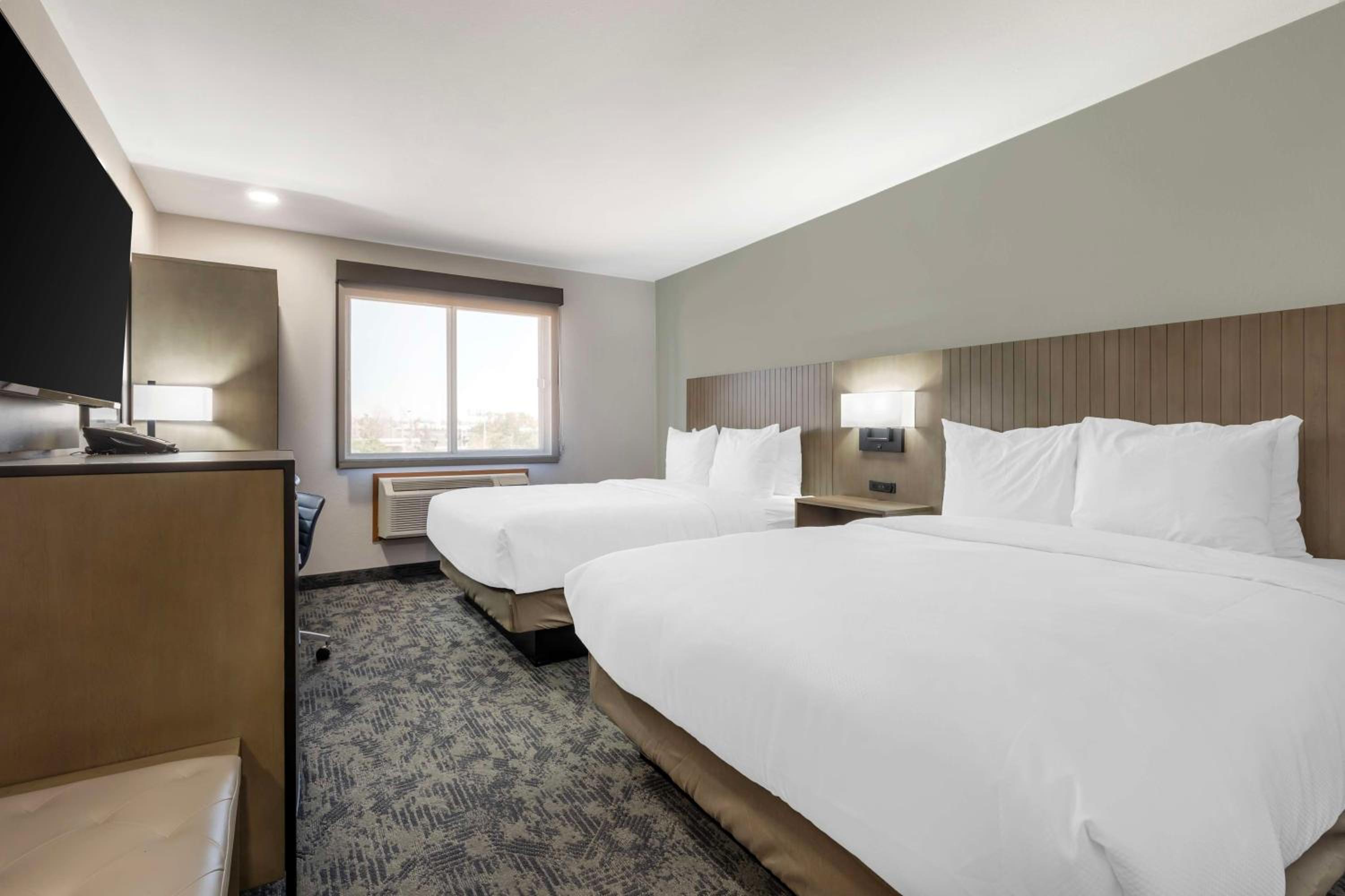Queen Room with Two Queen Beds - Non-Smoking - Photo 1