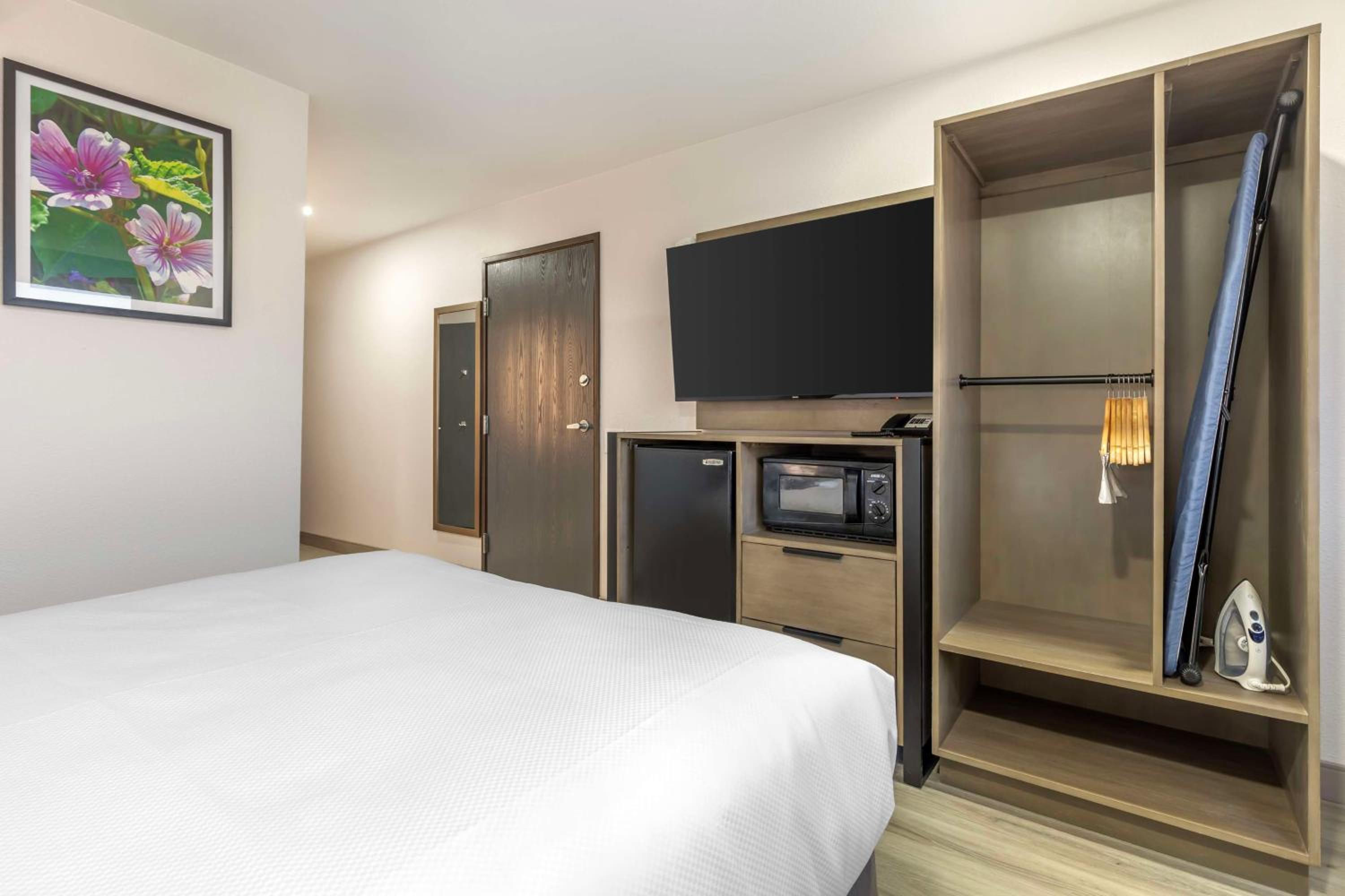 Queen Room with Roll-In Shower - Disability Access/Non-Smoking photo 2