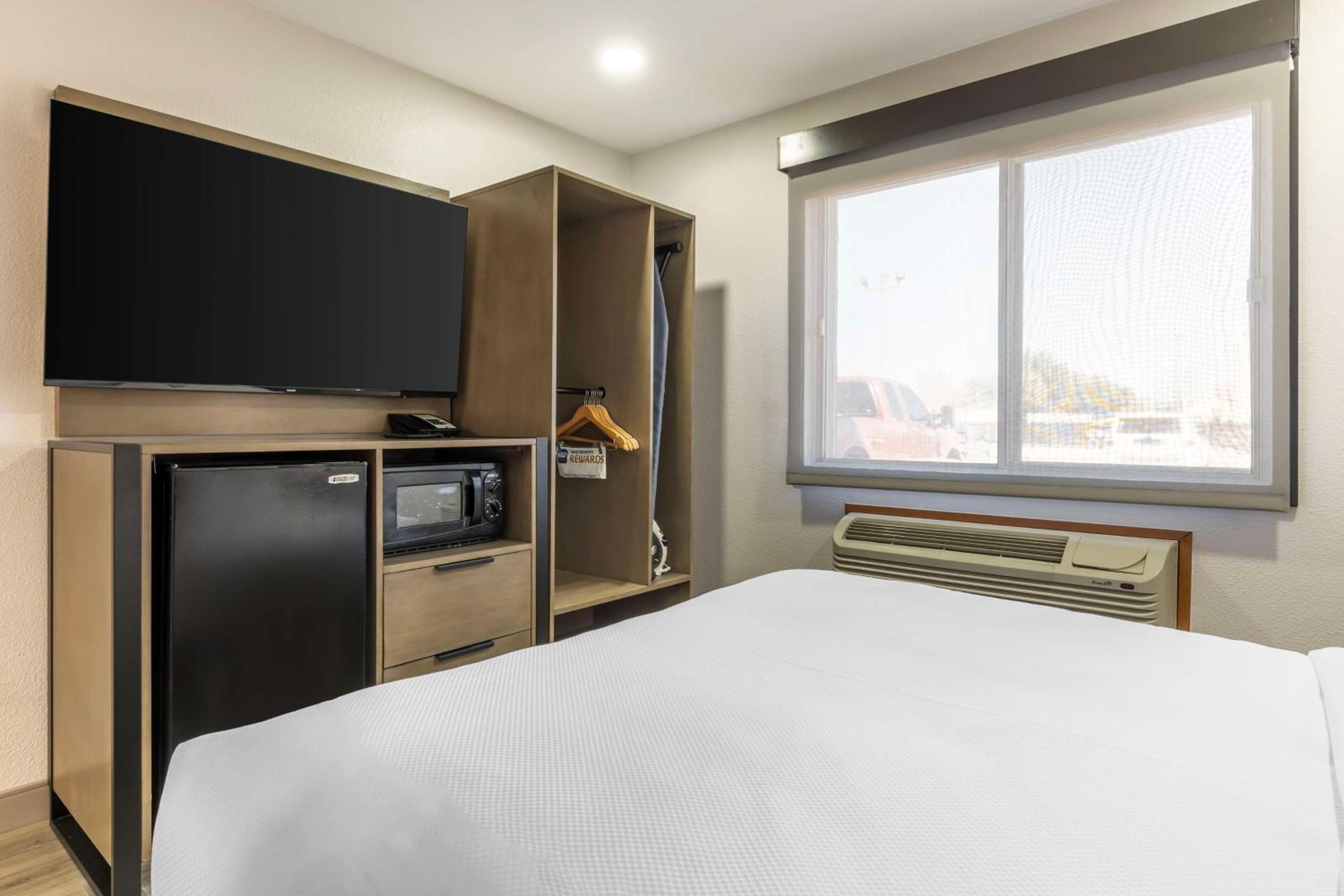 Queen Room with Roll-In Shower - Disability Access/Non-Smoking photo 1
