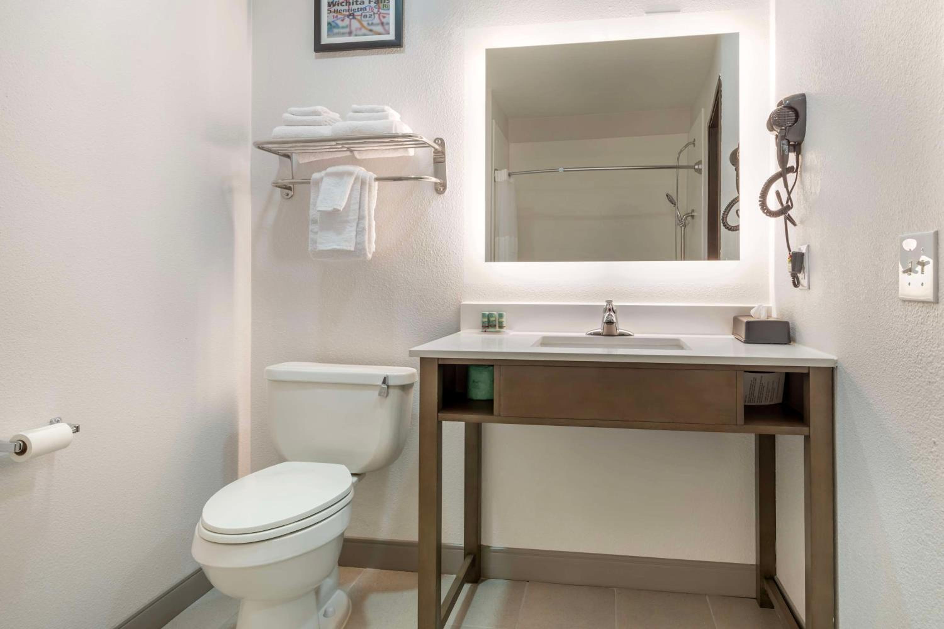 Queen Room with Roll-In Shower - Disability Access/Non-Smoking photo 3