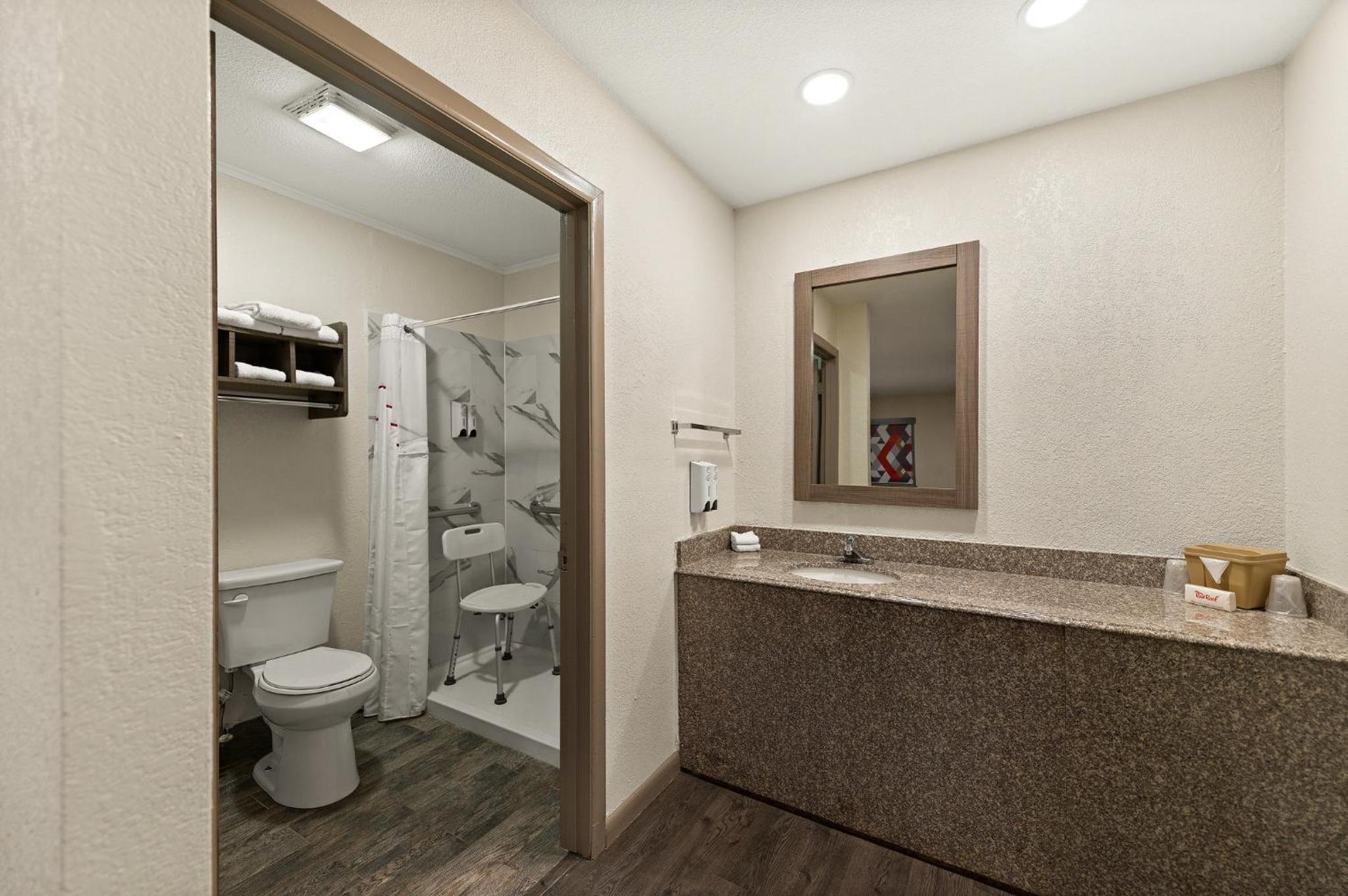 Deluxe Room With Two Double Beds Disability Access Roll-In Shower Non-Smoking photo 3